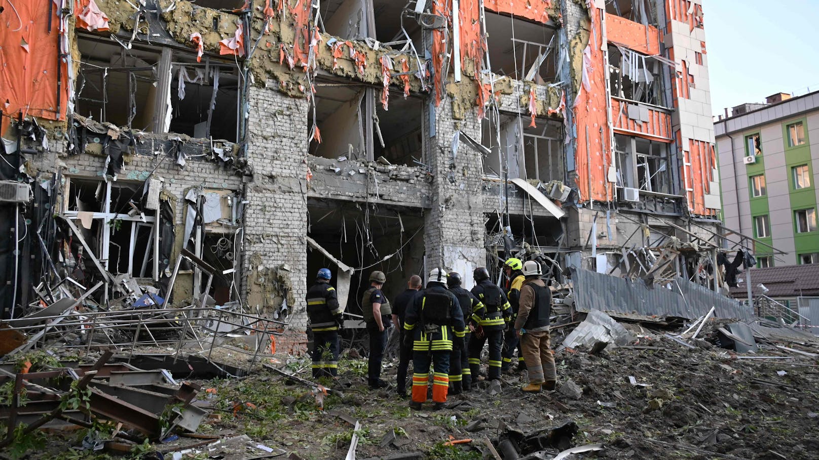 Bei einem russischen Luftangriff auf die ostukrainische Großstadt Charkiw ist ein Baumarkt getroffen worden. Mindestens 12 Menschen kamen ums Leben, Dutzende wurden verletzt. 