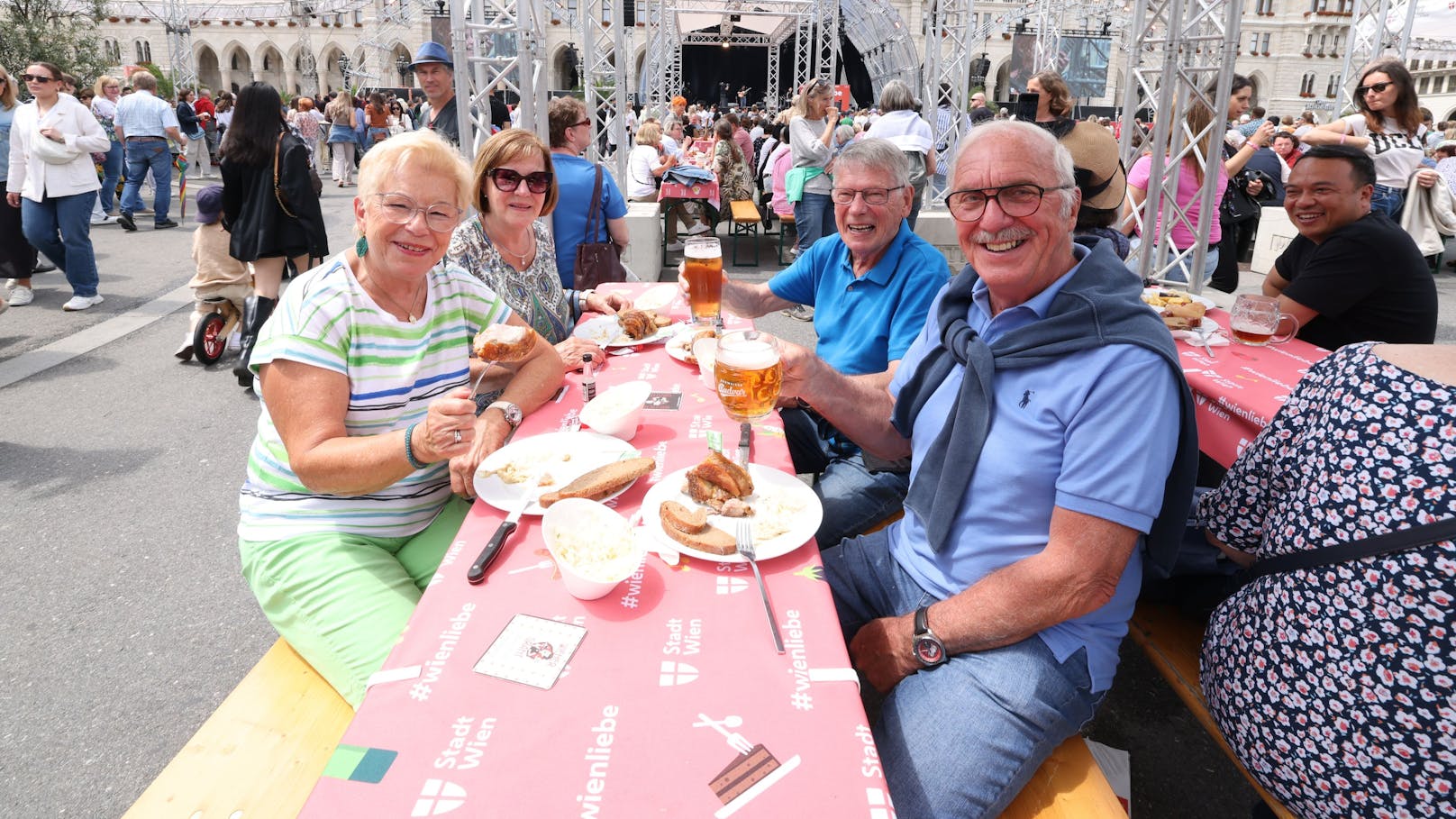 Zahlreiche Besucher genossen Kulinarik und Unterhaltungsprogramm.