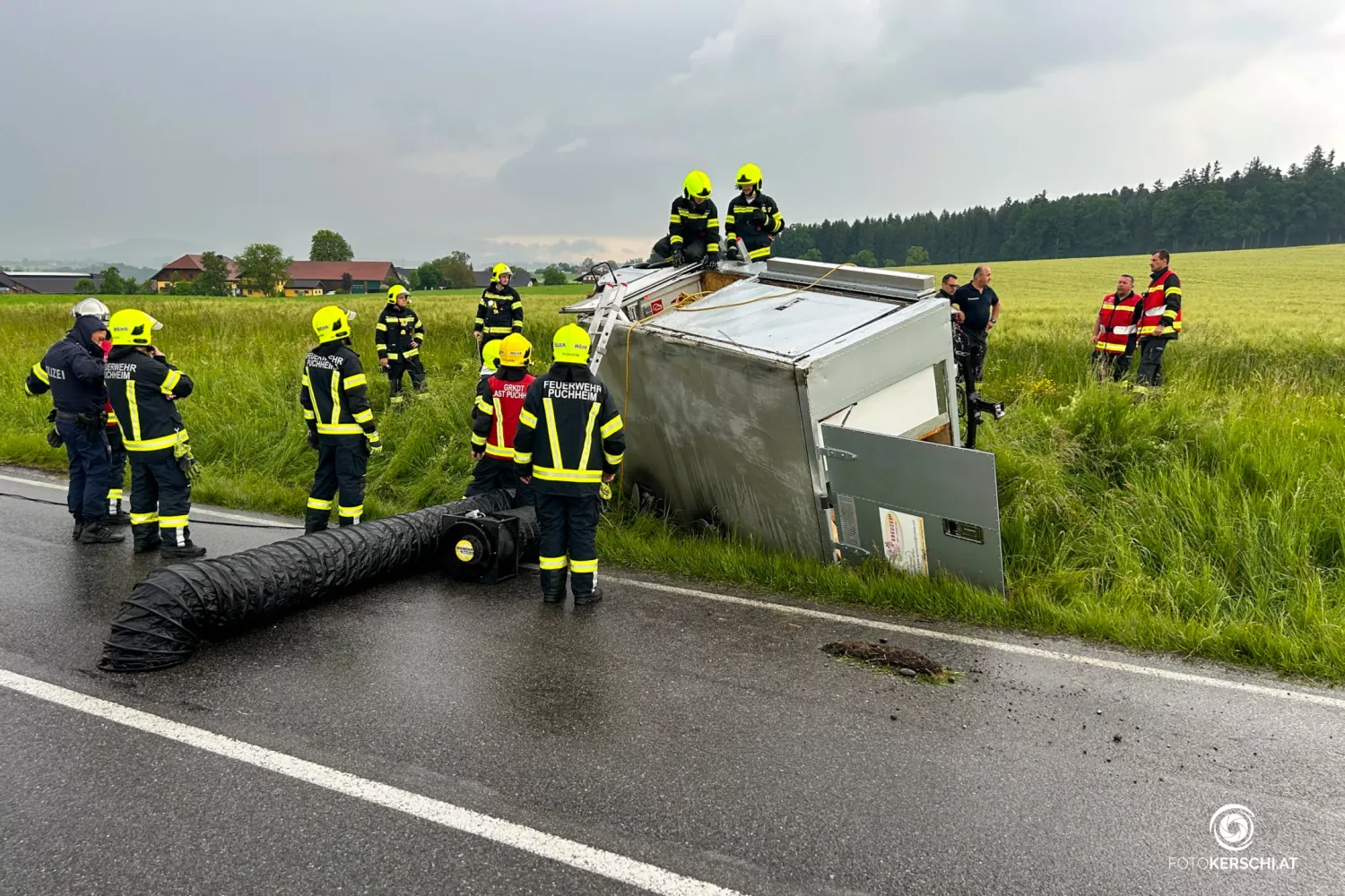 Samstagnachmittag ereignete sich ein schwerer Unfall im Gemeindegebiet von Vöcklamarkt, bei dem ein Hendlgrillwagen in den Straßengraben kippte.