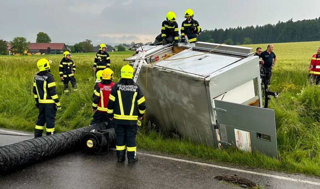 Samstagnachmittag ereignete sich ein schwerer Unfall im Gemeindegebiet von Vöcklamarkt, bei dem ein Hendlgrillwagen in den Straßengraben kippte. 