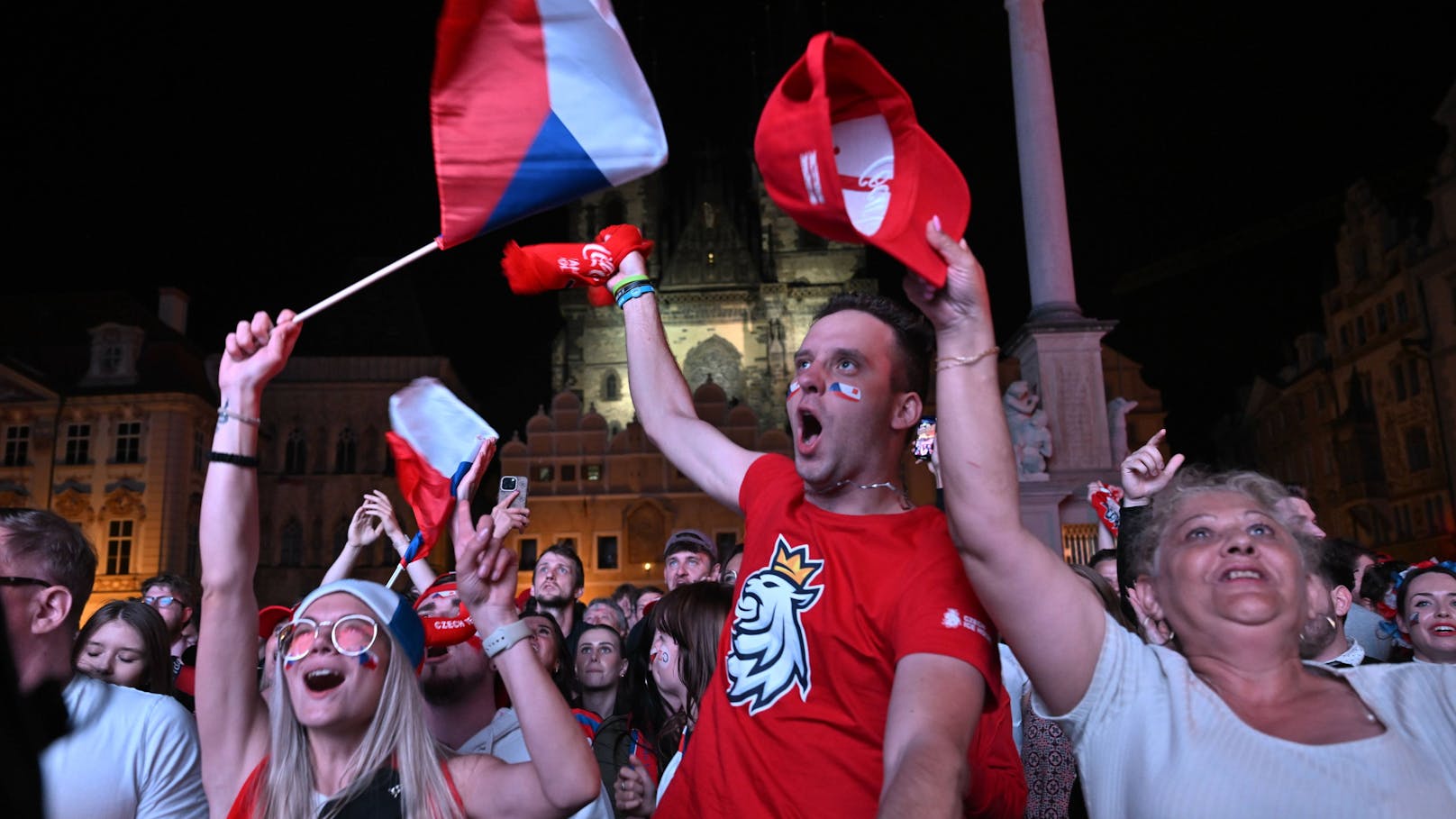 In ganz Tschechien feiern Eishockey-Fans beim Public Viewing auf den Straßen oder in Lokalen.