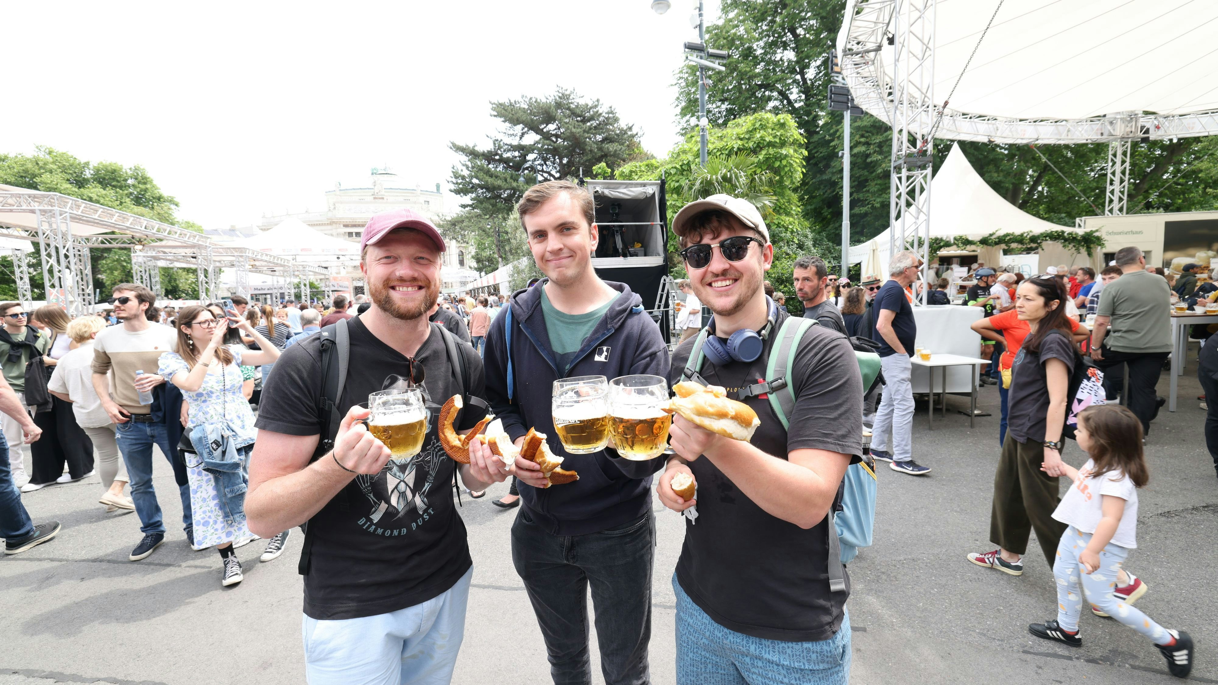 Heute.at - Wienliebe bringt Schweizerhaus auf den Rathausplatz