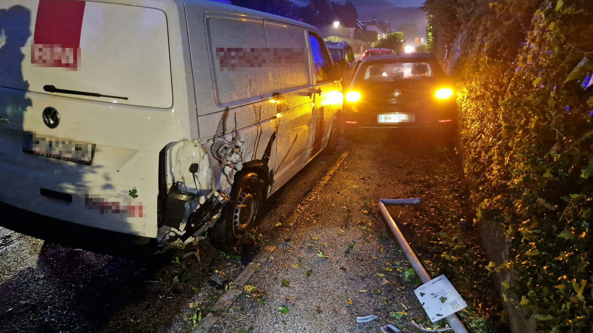 Heute.at - Pkw-Lenker prallte mit voller Wucht in geparkte Autos