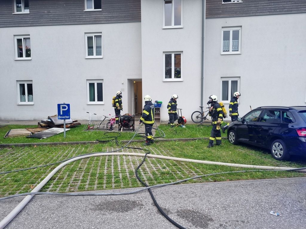 In Bad Ischl brannte es in einem Mehrfamilienhaus. Nun wurde ein Verdächtiger gefasst.