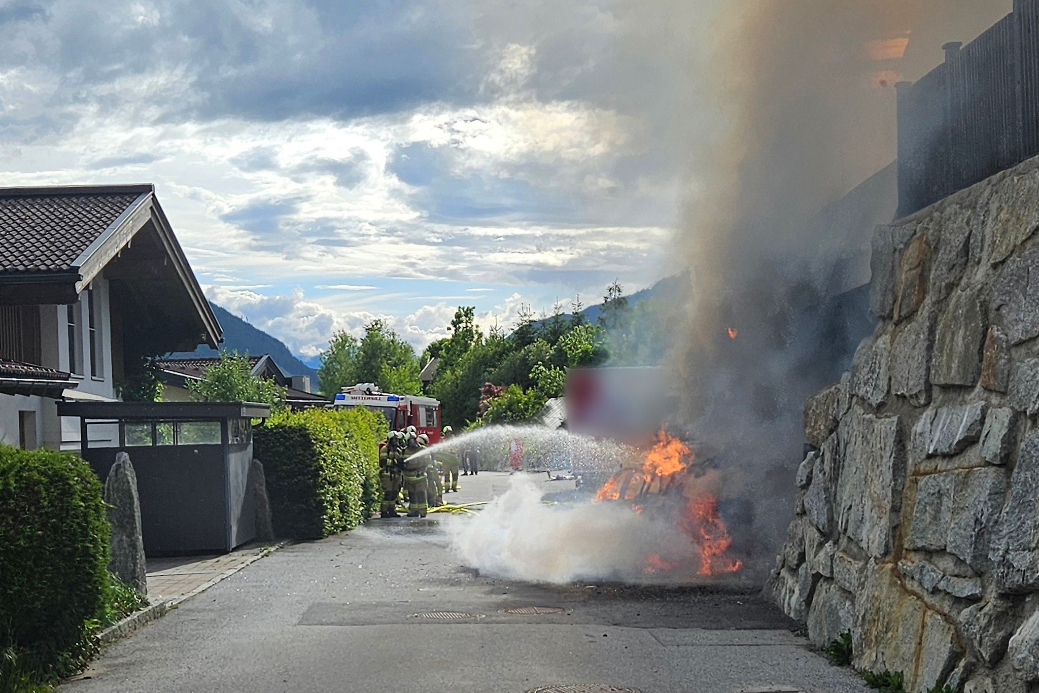 Ein Auto und eine naheliegende Garage standen in Flammen.