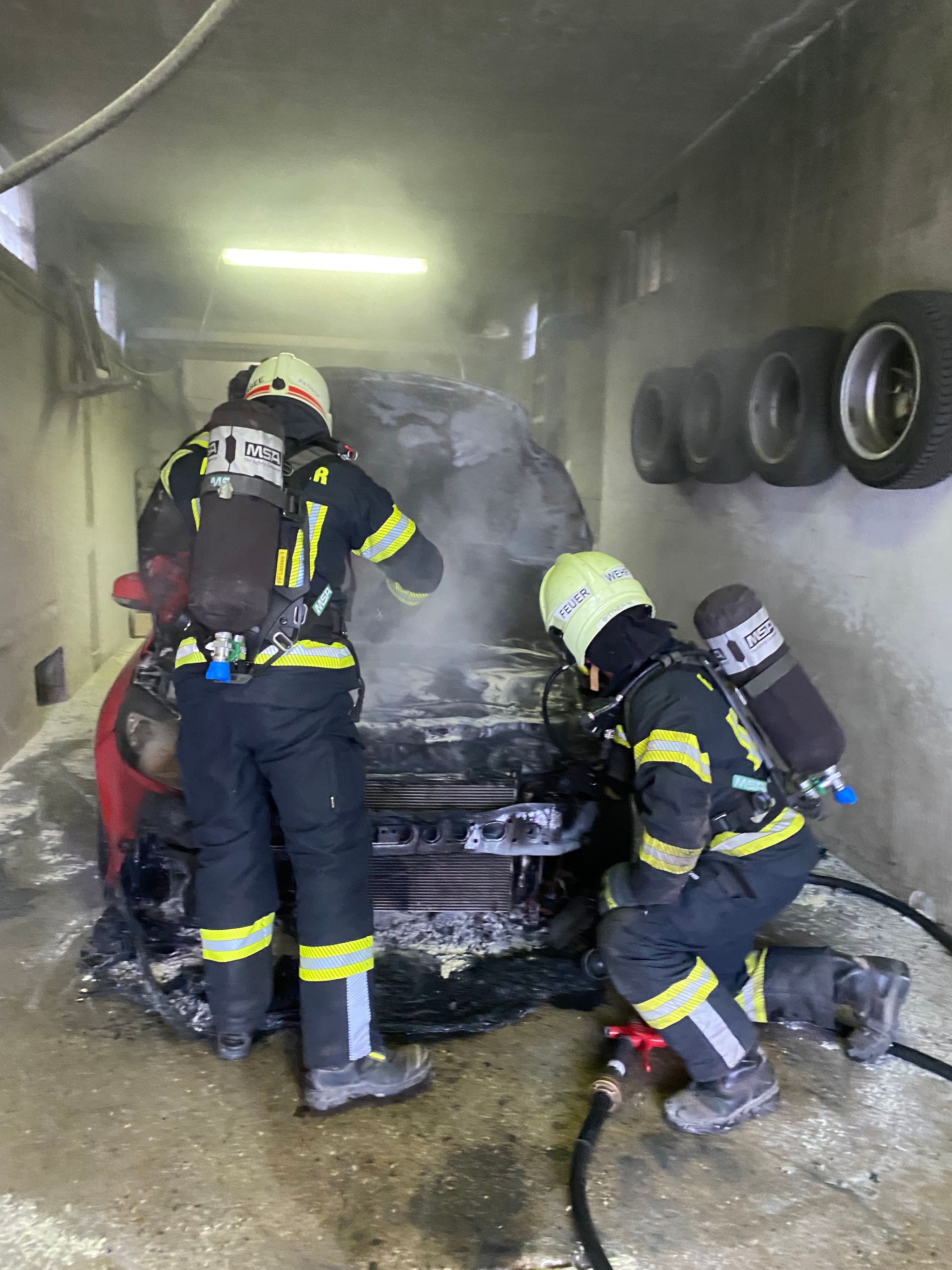 Die Feuerwehr beendete die Löscharbeiten der mutigen Bewohner