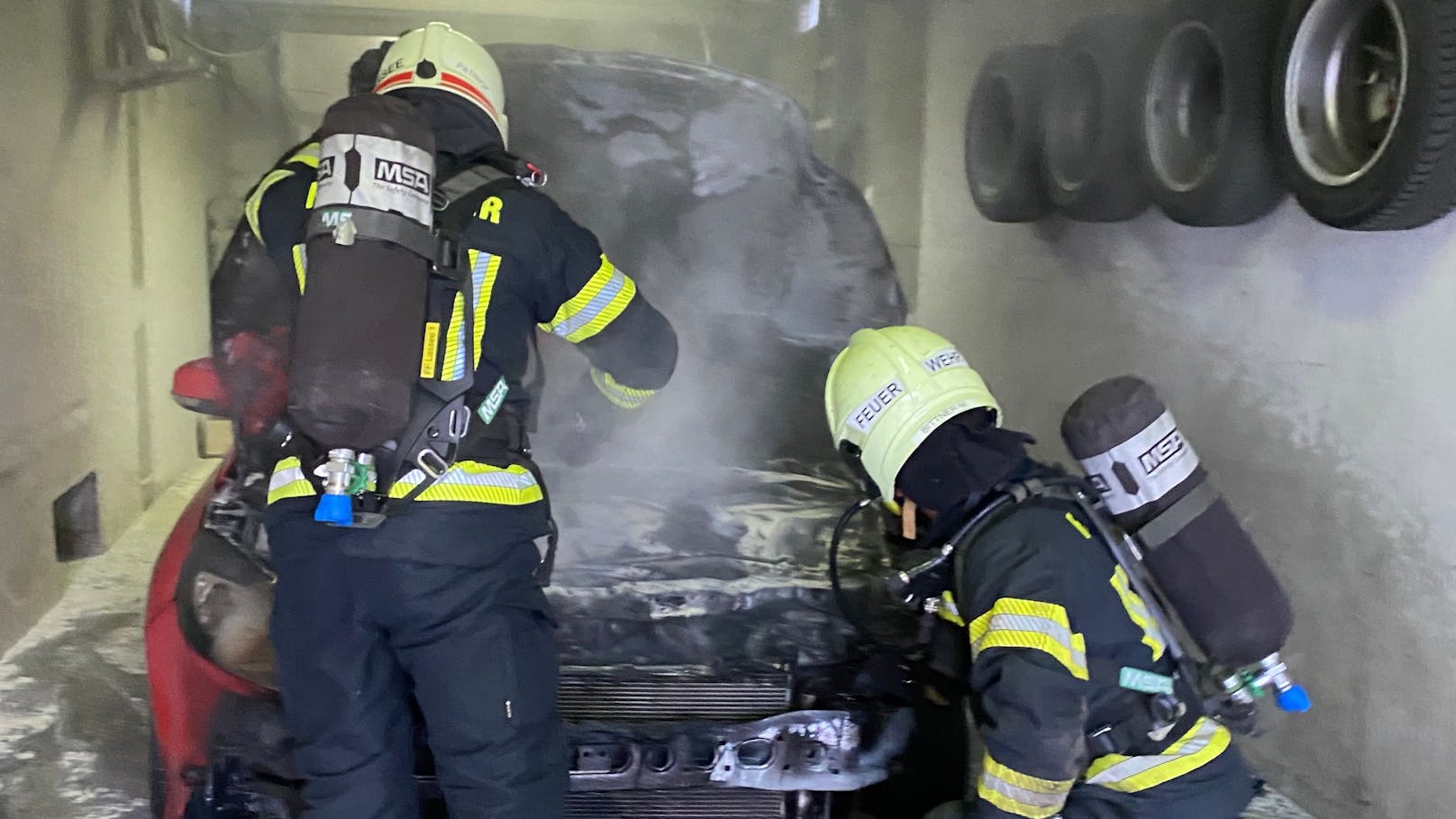 Auto in Garage in Brand – drei Opfer im Spital