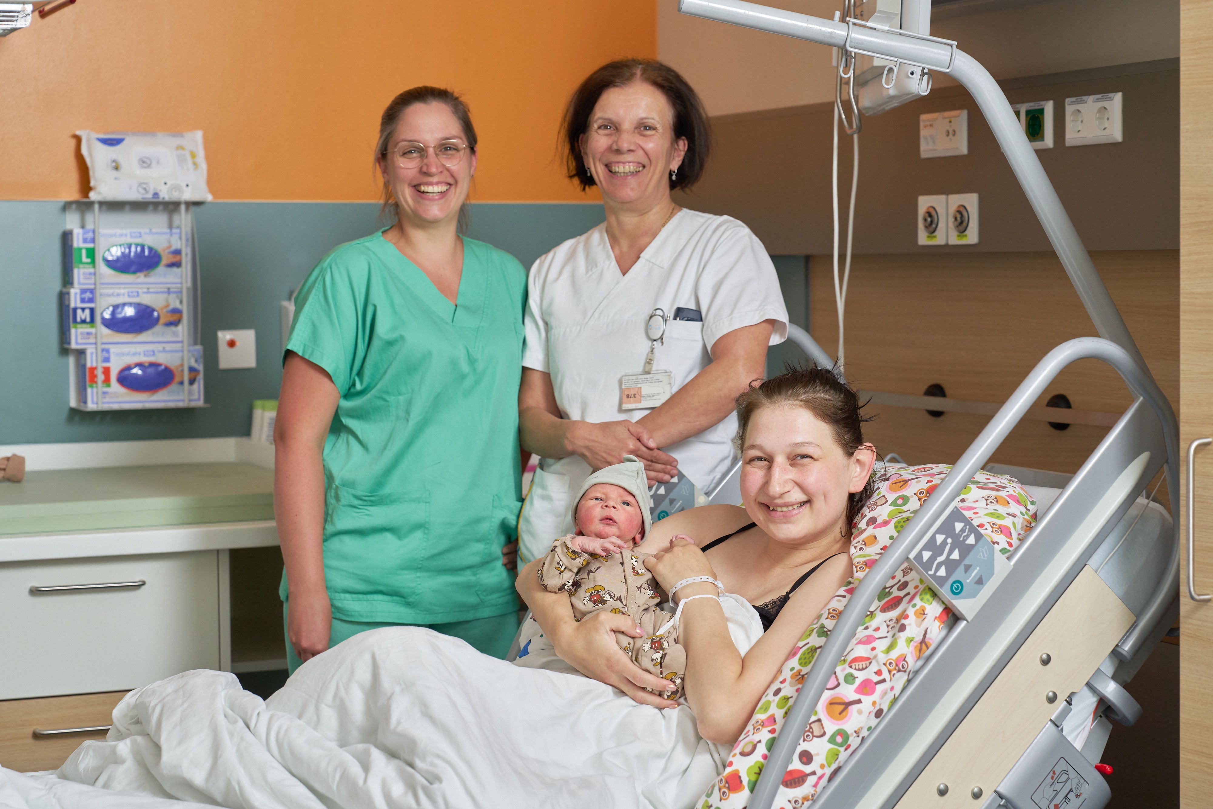 Hebamme Karoline Emsenhuber und interim. Stationsleitung der Geburtshilfe Inge Lenieremit der glücklichen Mama Nikolett Nagy und dem kleinen Dominik             