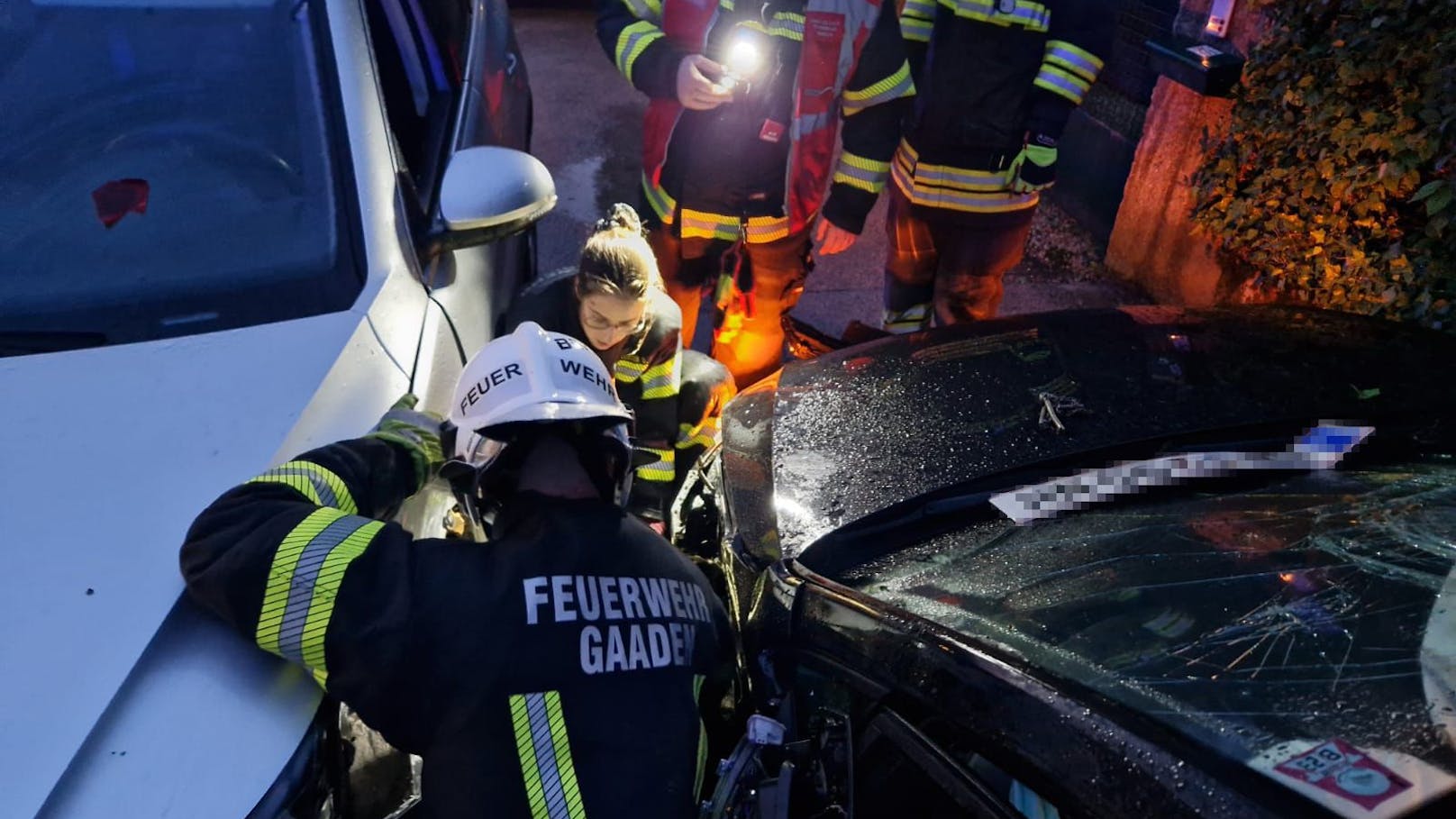 Die beschädigten Fahrzeuge wurden mittels Abschlepproller auf Abstellplätze gebracht.