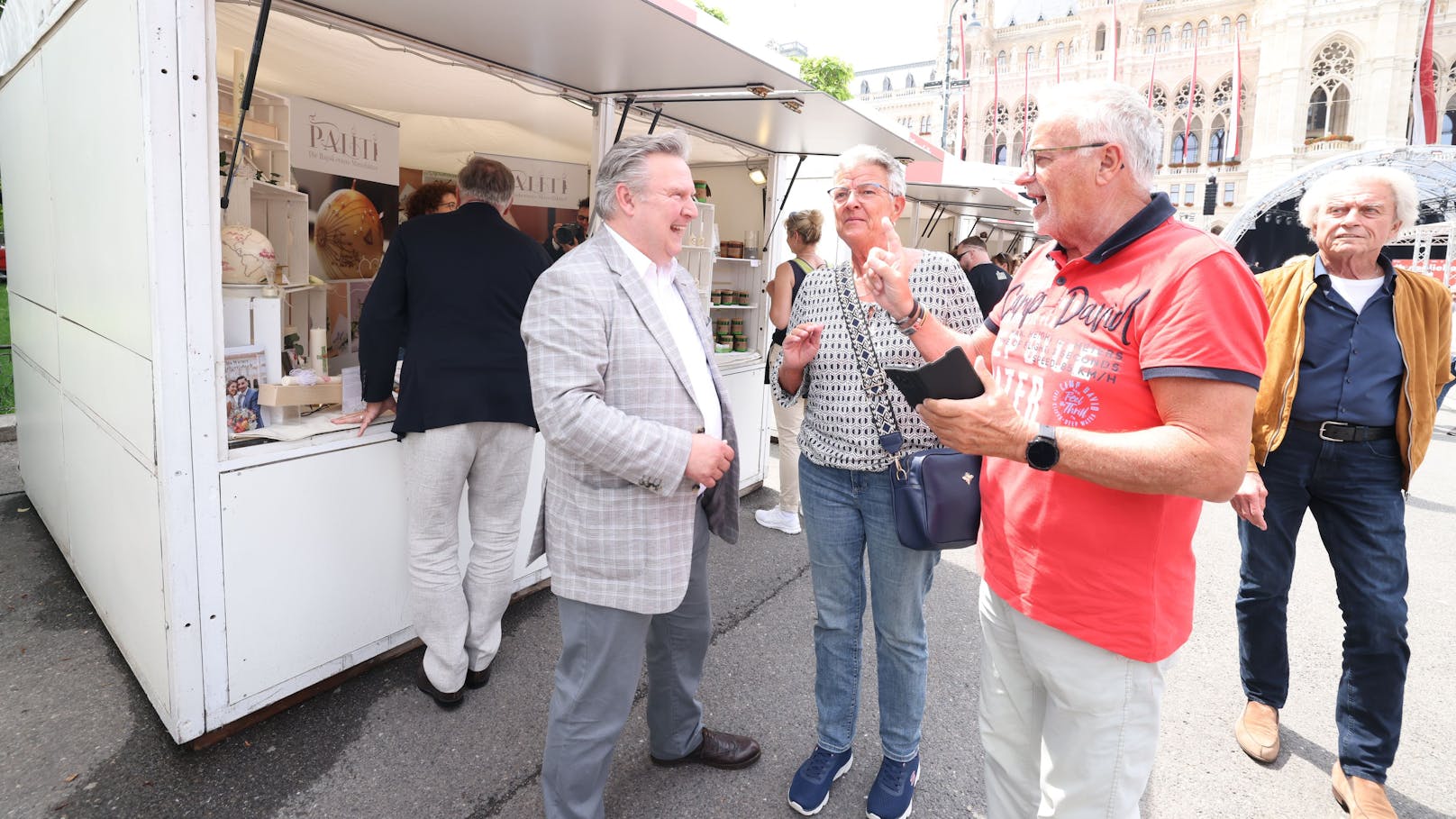 Bürgermeister Ludwig im Gespräch mit Besuchern.