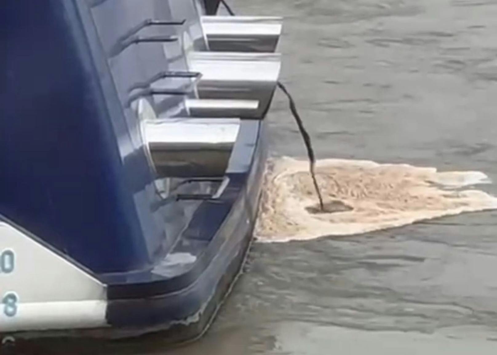 An der Donau in Linz wurde von einem Schiff eine bisher unbekannte Flüssigkeit ins Wasser gekippt.