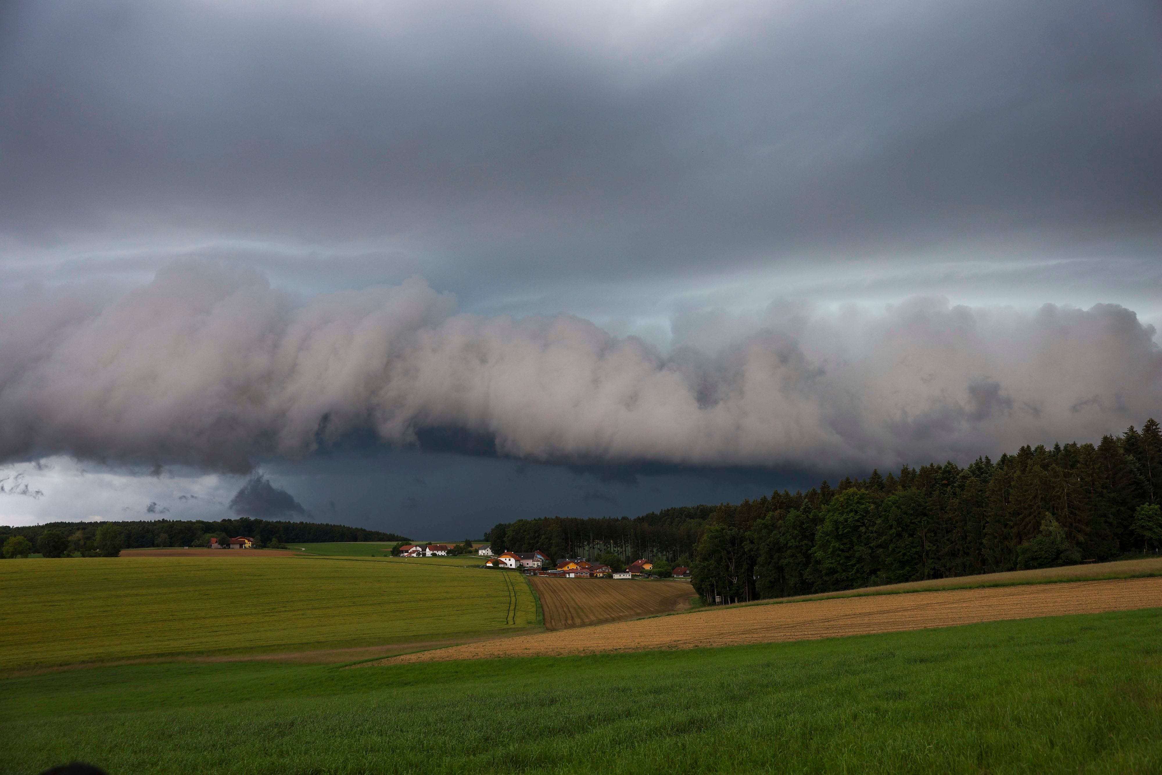 Eine Gewitterzelle rollt über Oberösterreich. Symbolbild.