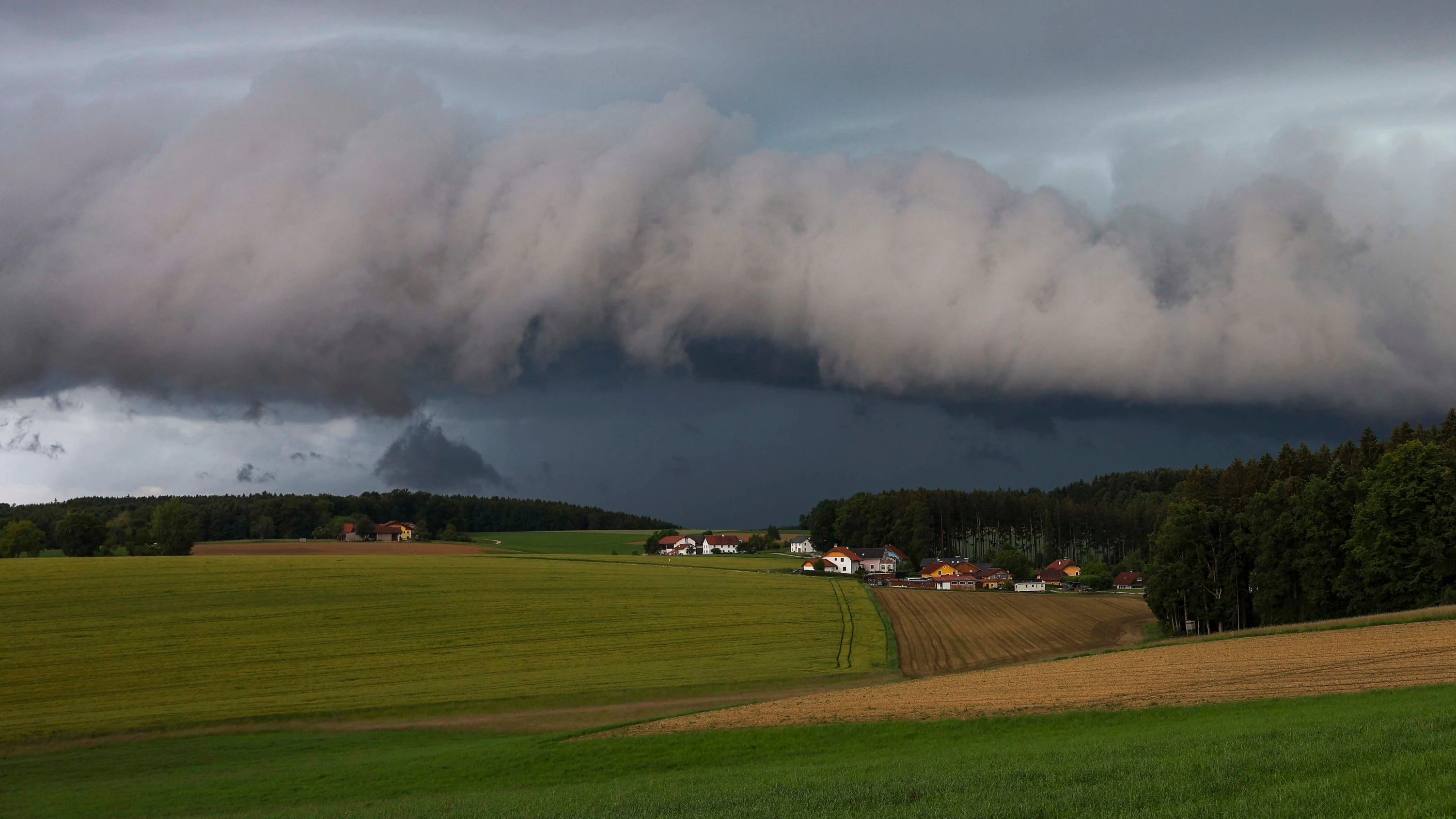 Eine Gewitterzelle rollt über Oberösterreich. Symbolbild.