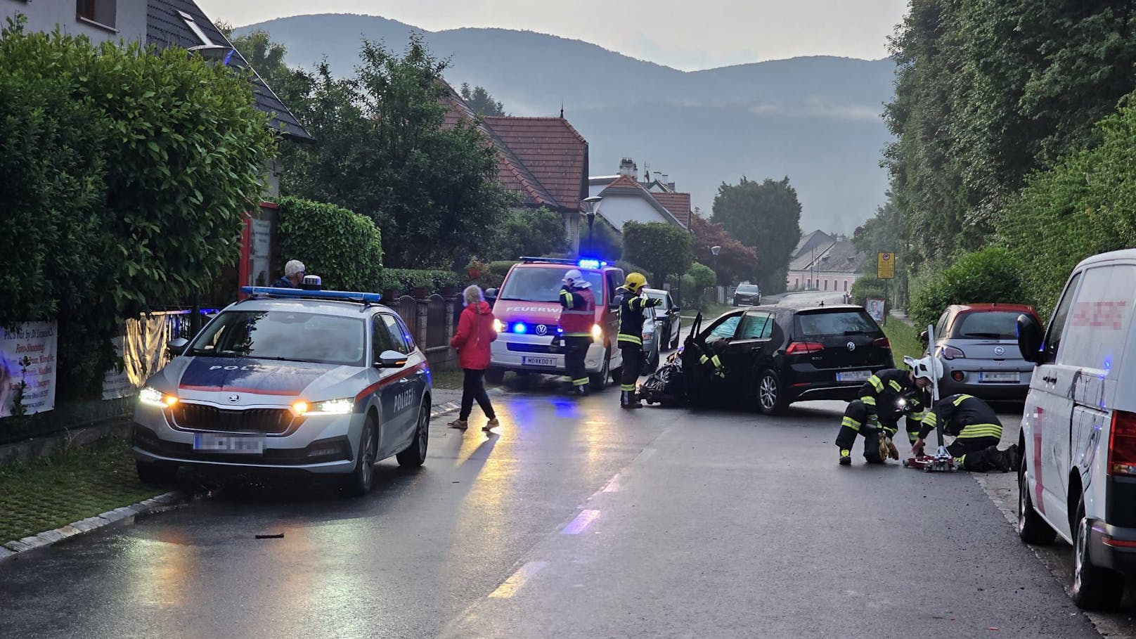 Abschließend wurden Straße und Gehsteig wieder für den Verkehr freigegeben.