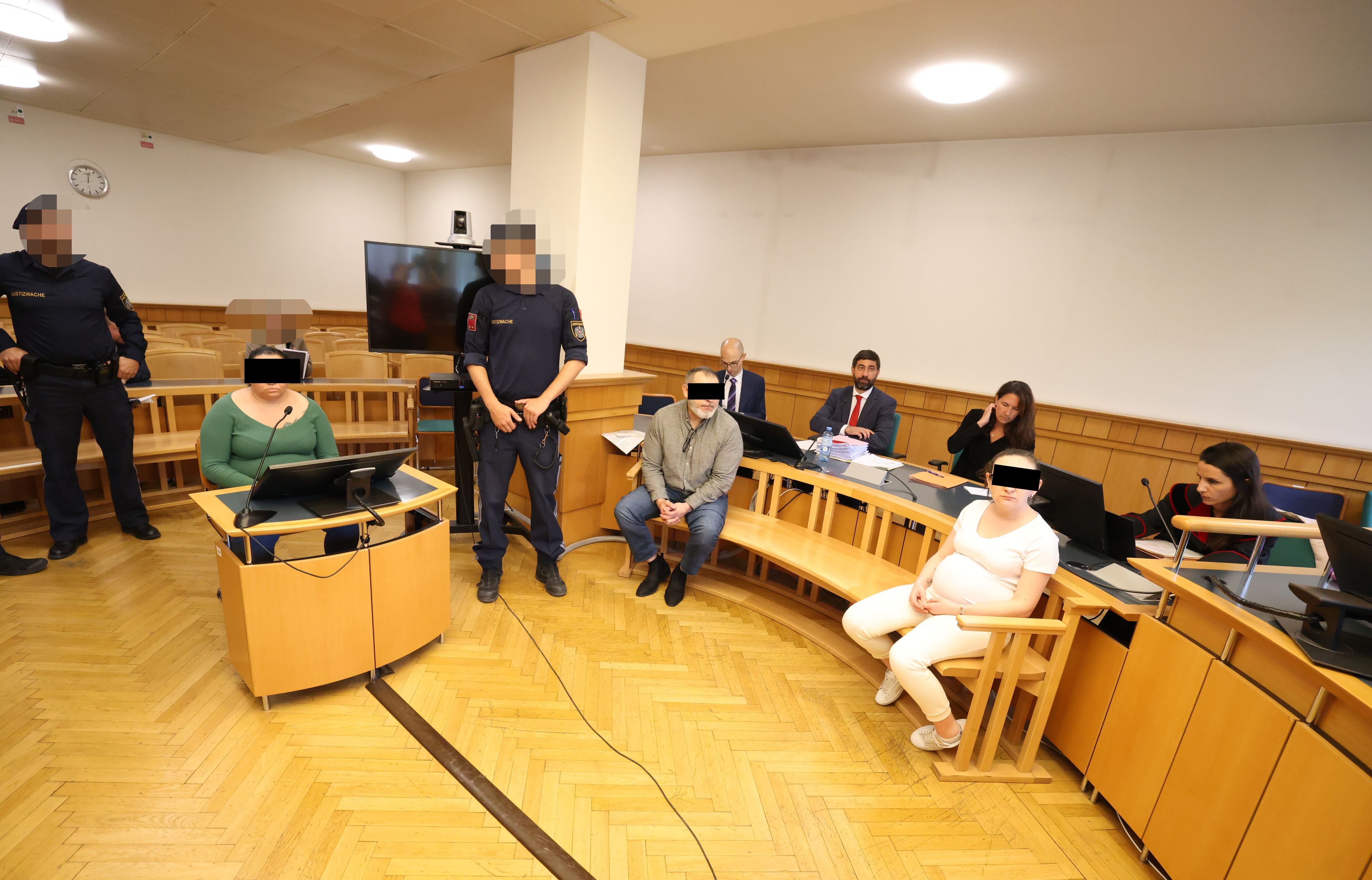 Die drei Angeklagten im Gerichtssaal, sie sollen die Raubserie begangen haben.