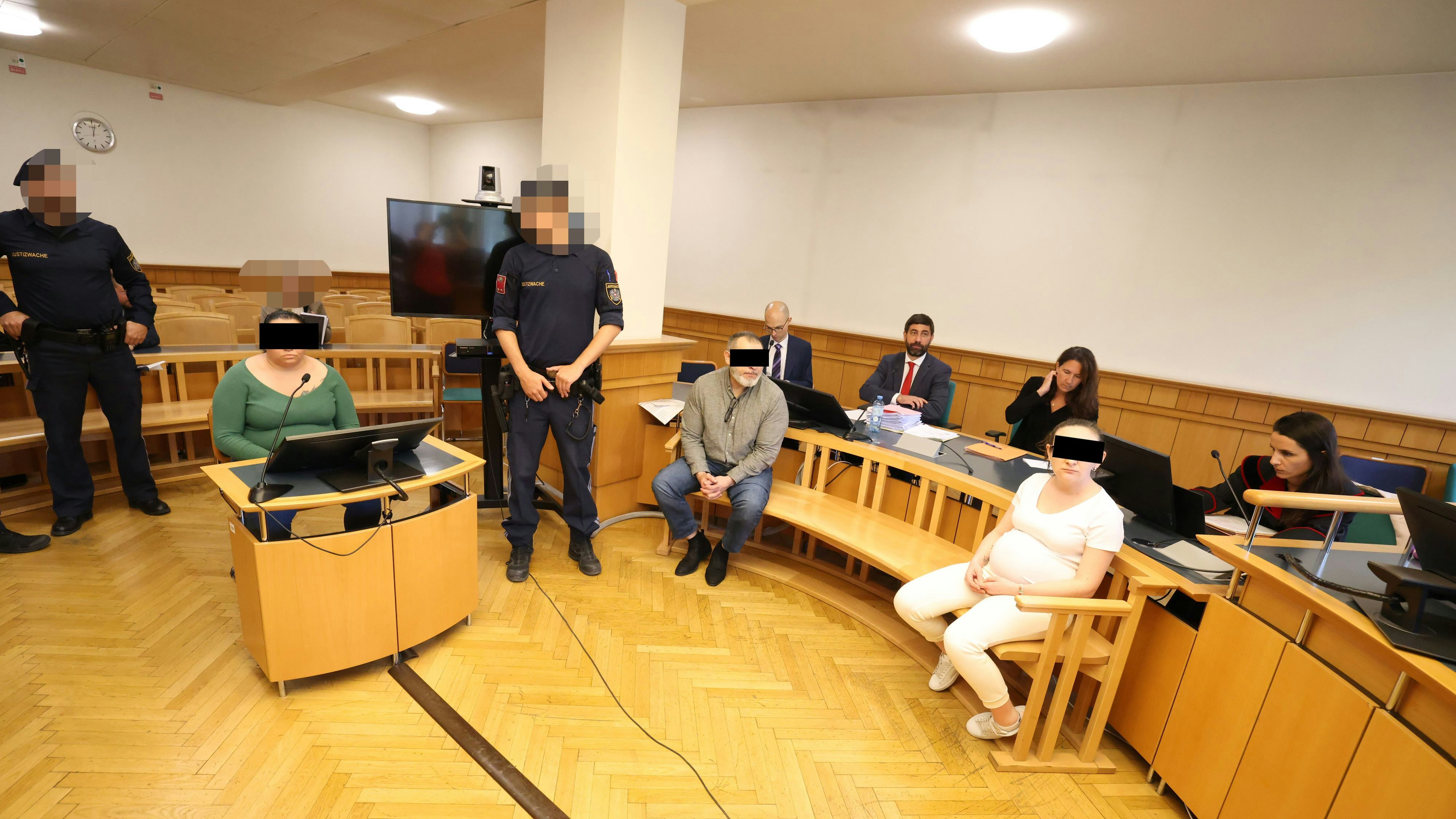 Die drei Angeklagten vor Gericht.