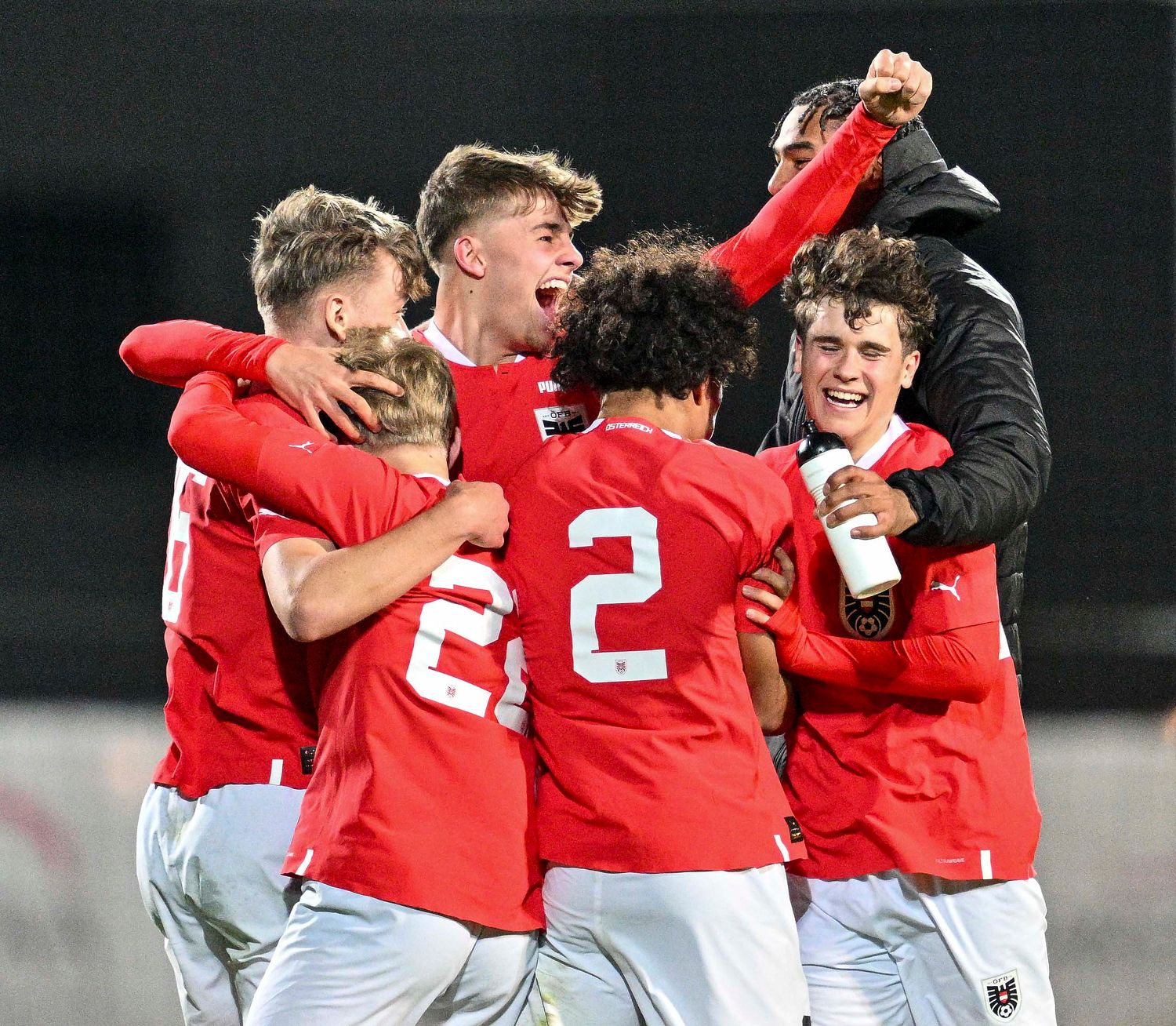 Österreichs Jung-Kicker jubeln bei der EURO.
