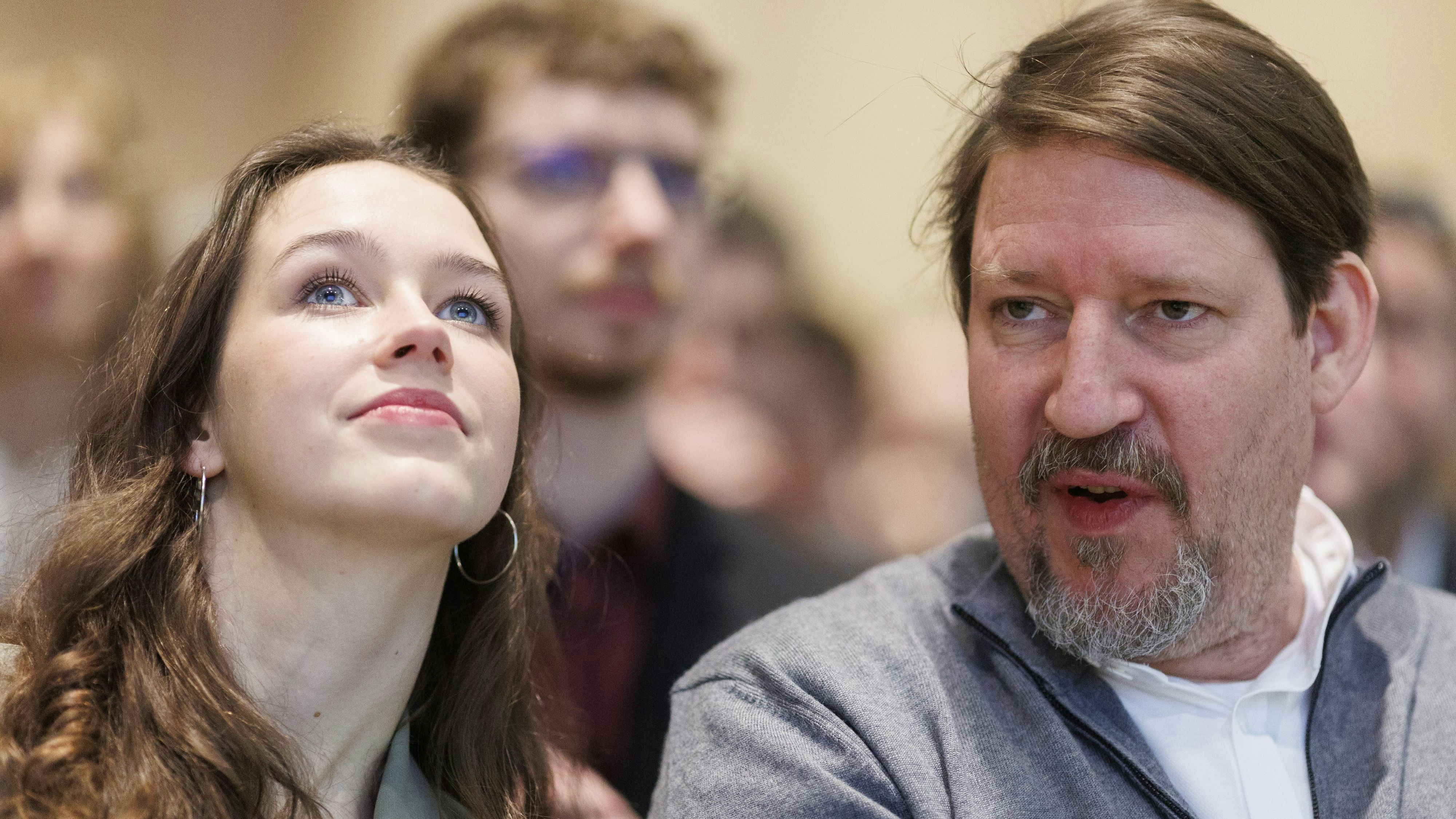 Die Spitzenkandidatin für die EU-Wahl, Lena Schilling, und Thomas Waitz während des Bundeskongresses von den Grünen.