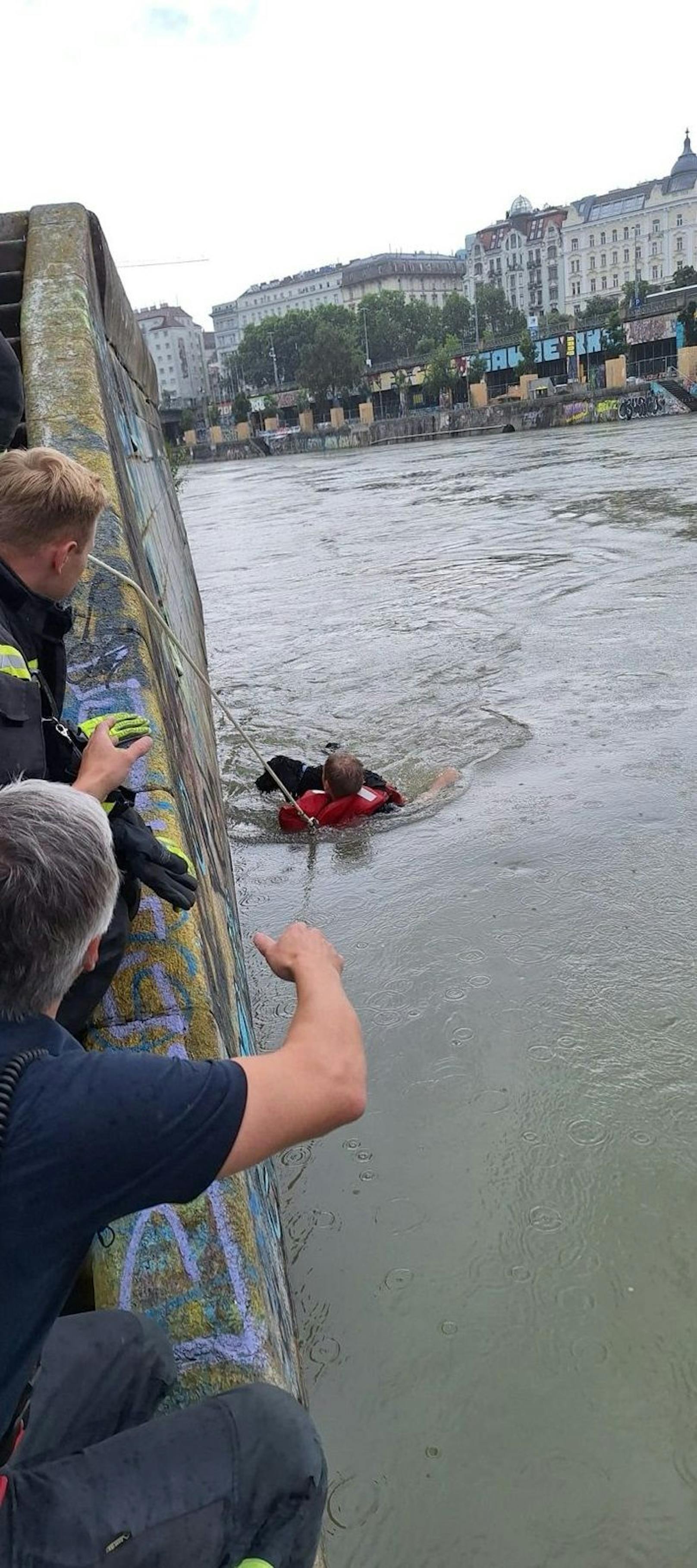 Der verängstigte Hund konnte von einem Feuerwehrmann gerettet werden. 