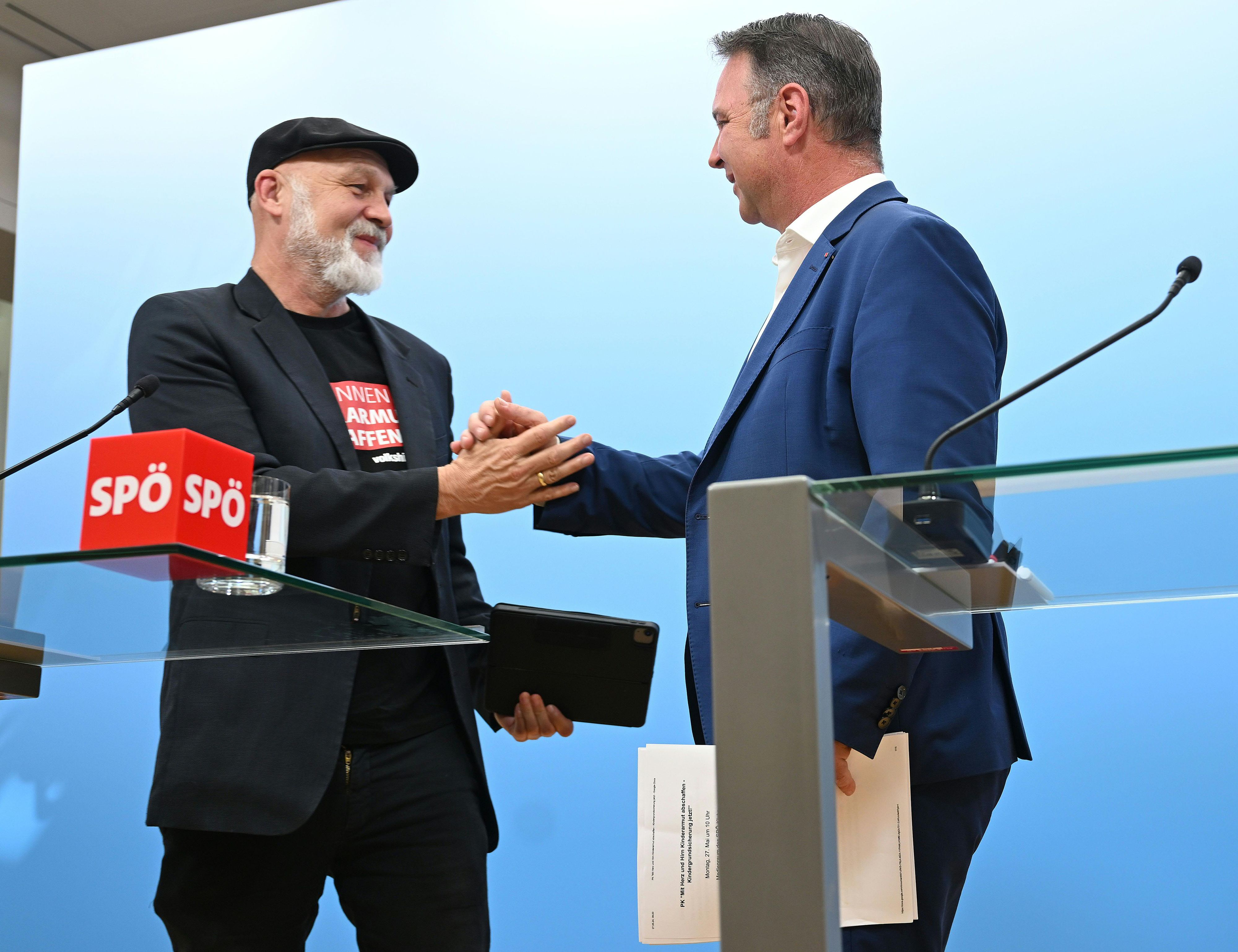 Volkshilfe-Geschäftsführer Erich Fenninger und SPÖ-Chef Andreas Babler am Montag, 