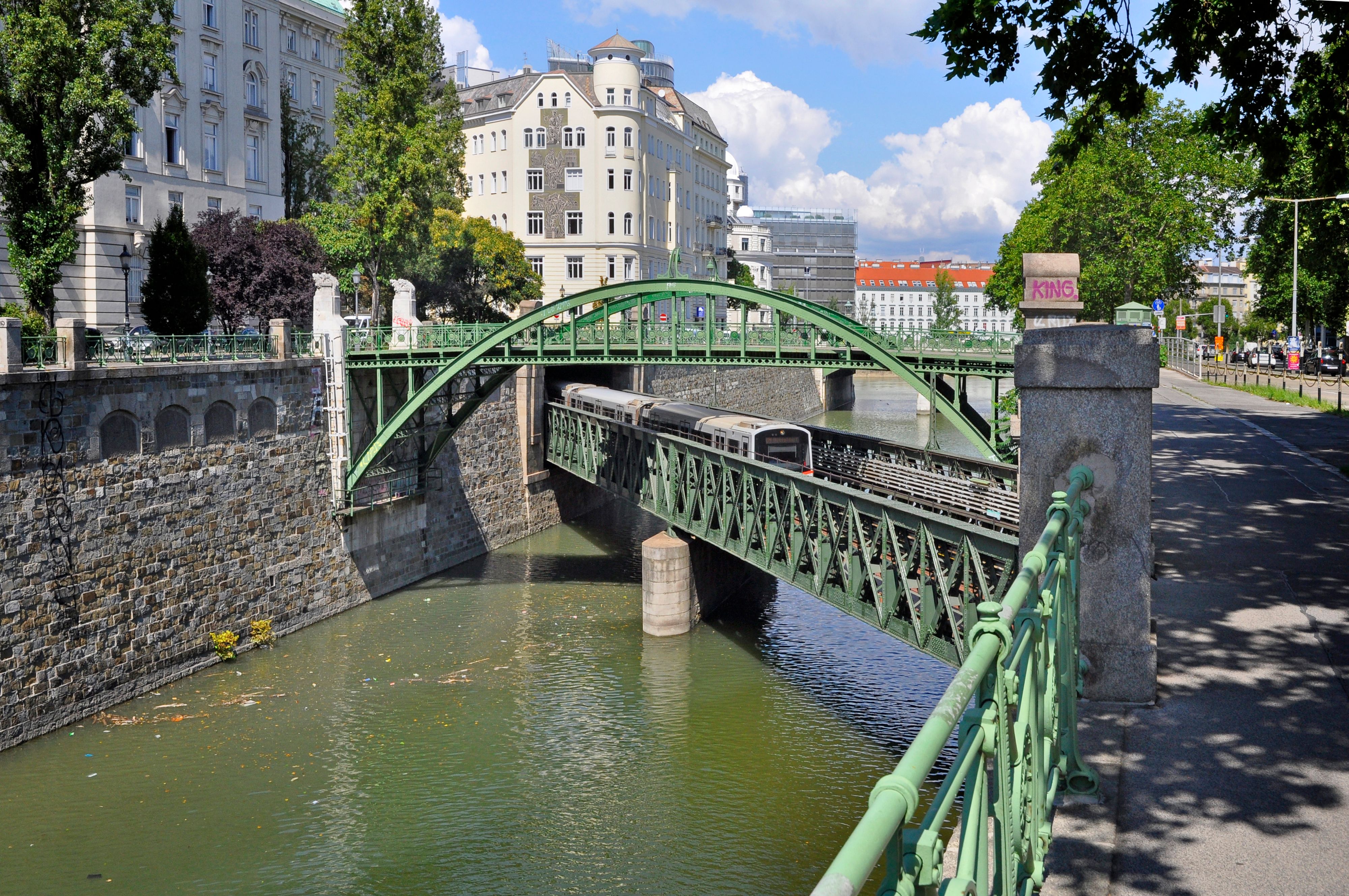 Die Zollamtsbrücke der Wiener U-Bahn liegt zwischen dem 1. Bezirk und dem 3. Bezirk in der Nähe der Wienfluss-Mündung in den Donaukanal.