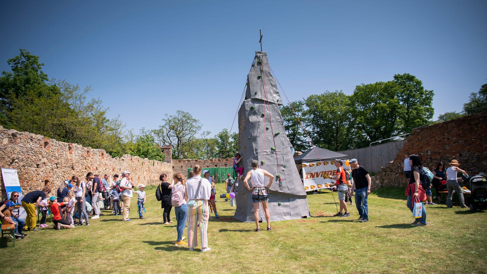 Familien feiern ein Fest auf der Schallaburg