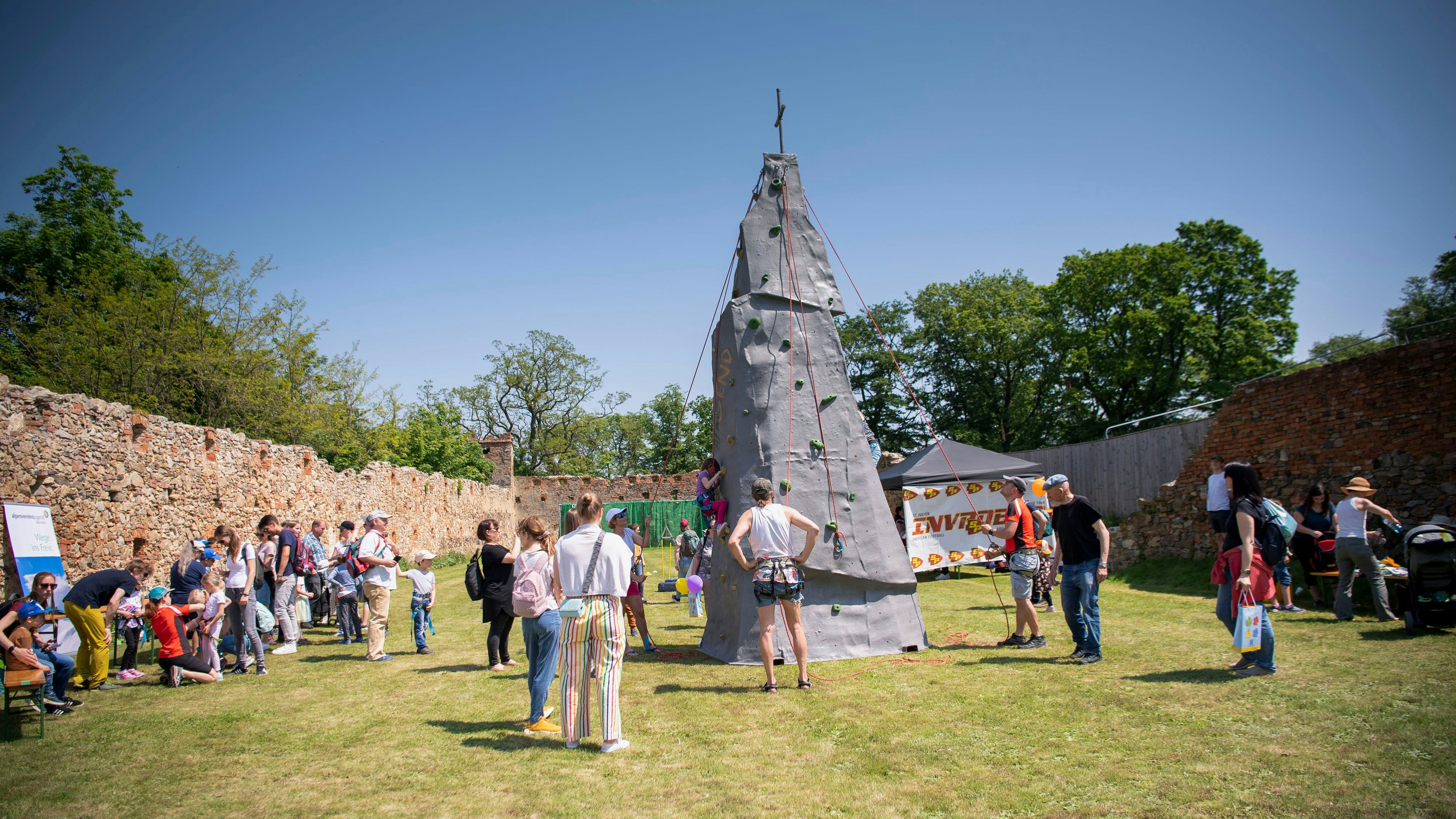 Heute.at - Familien feiern ein Fest auf der Schallaburg