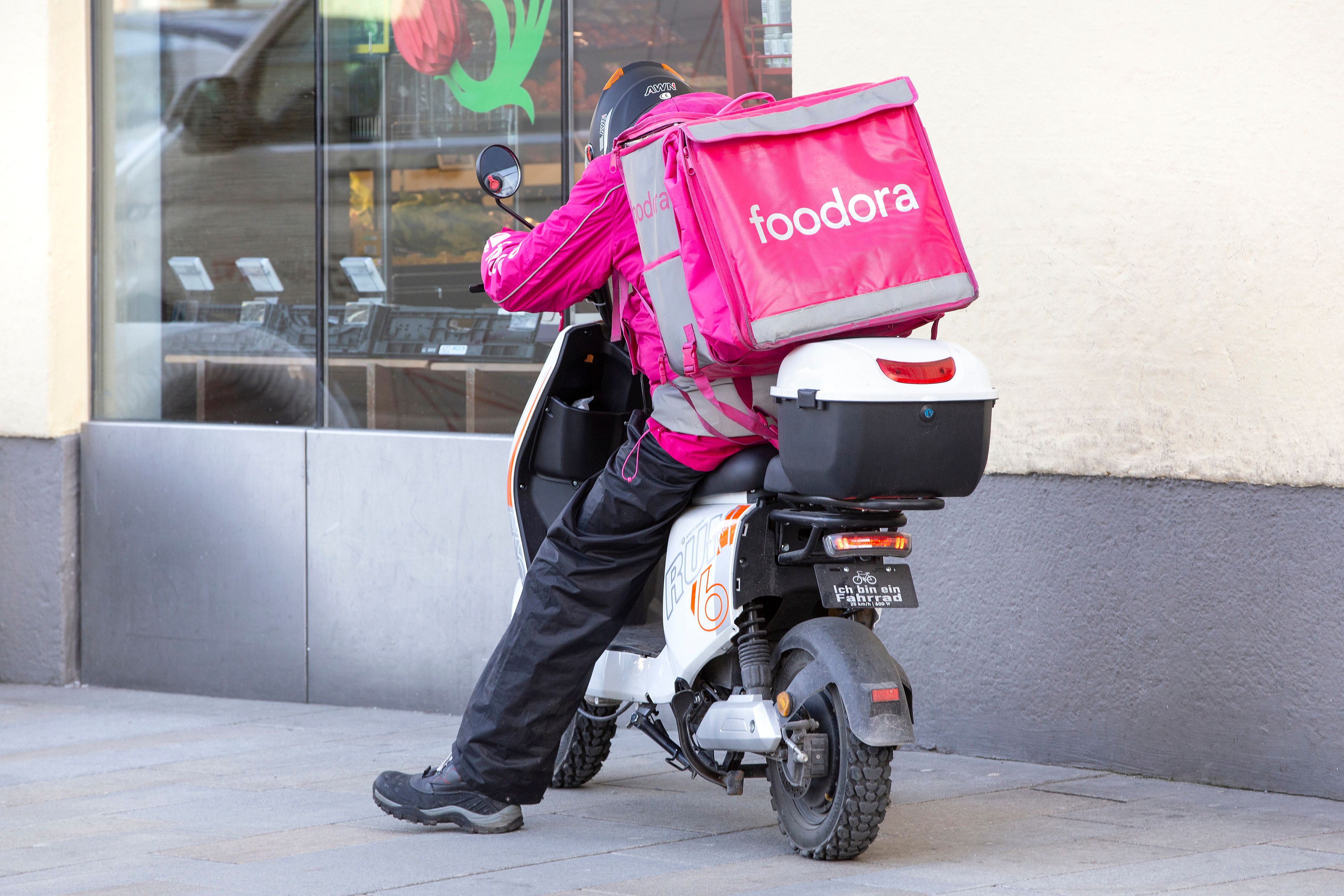 Foodora-Lieferanten werden künftig nicht mehr ausschließlich Essen zustellen.