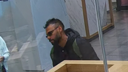 Die Polizei sucht diesen Verdächtigen im Zusammenhang mit dem&nbsp;Bankanschlussraub am 21. Mai in der Neustadt in Salzburg.
