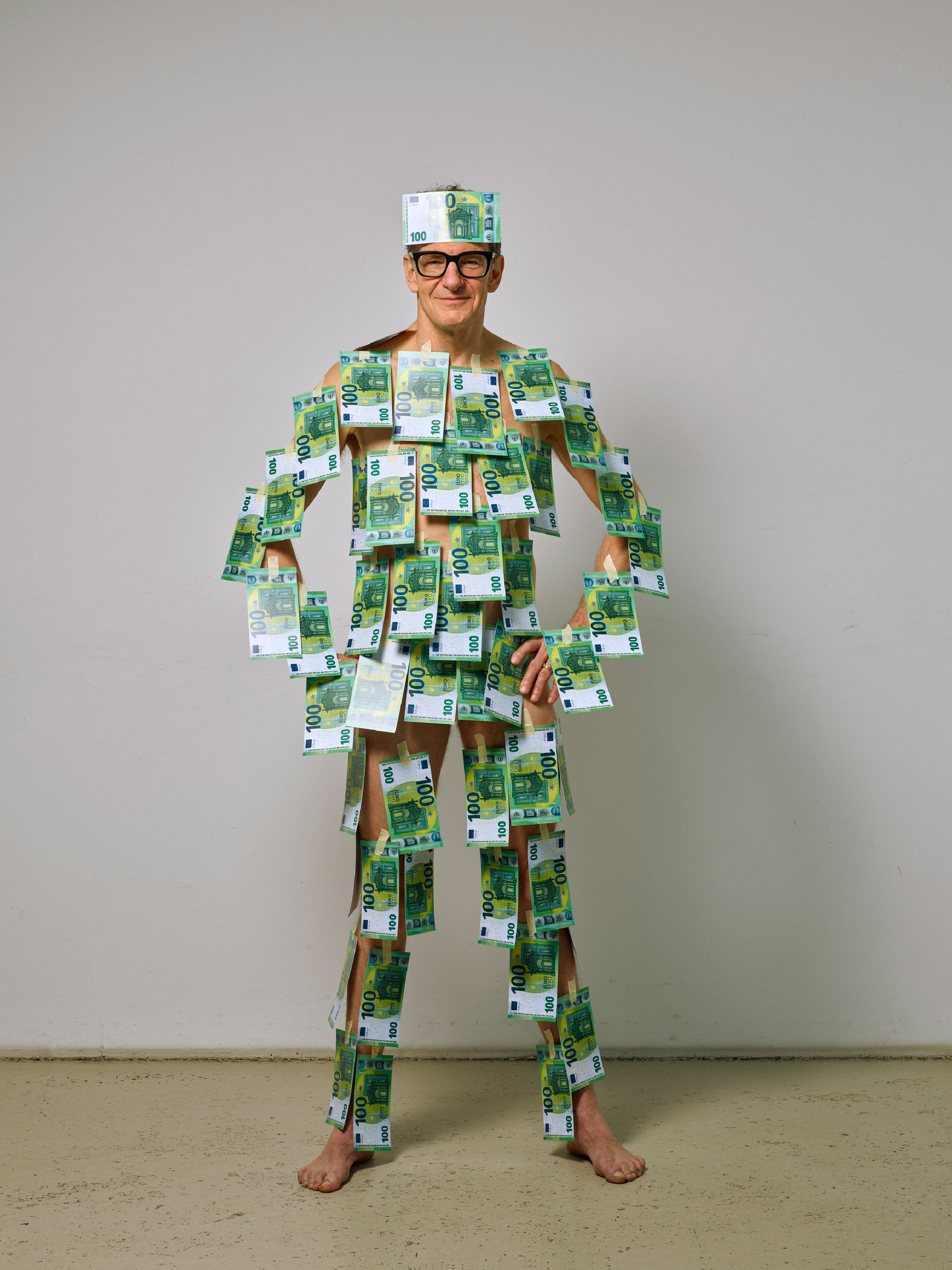 Chin Meyer bedeckt sich nur mit Geld.