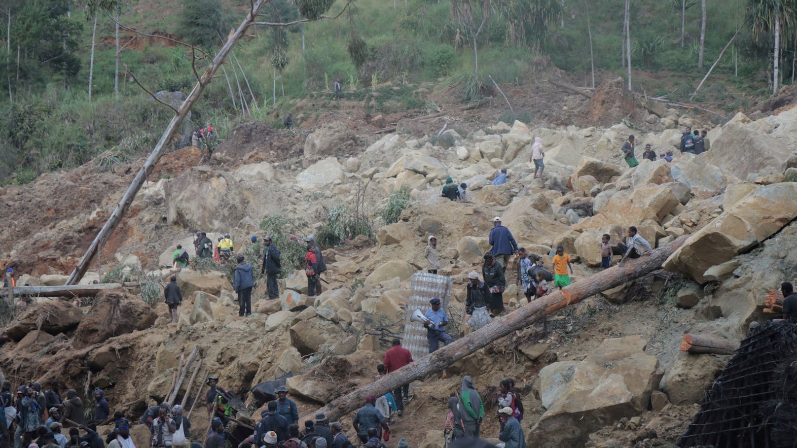 Tausende Menschen durch Erdrutsch "lebendig begraben"