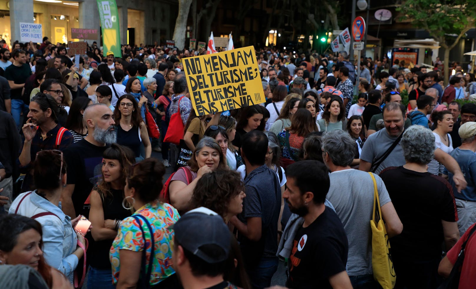 Tausende Einheimische in Palma bei einer Demonstration gegen den Massentourismus. Tausende haben auf Mallorca gegen den Massentourismus protestiert