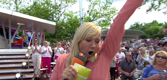 Moderatorin Andrea Kiewel lässt sich von der guten Stimmung mitreißen 