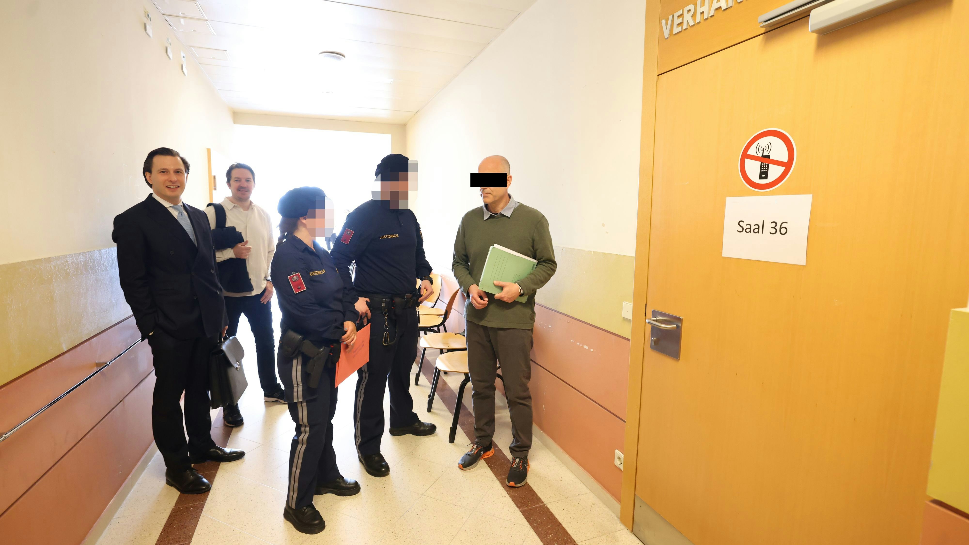 Anwalt Johannes Fouchs (l.) mit seinem angeklagten Mandanten (ganz rechts).