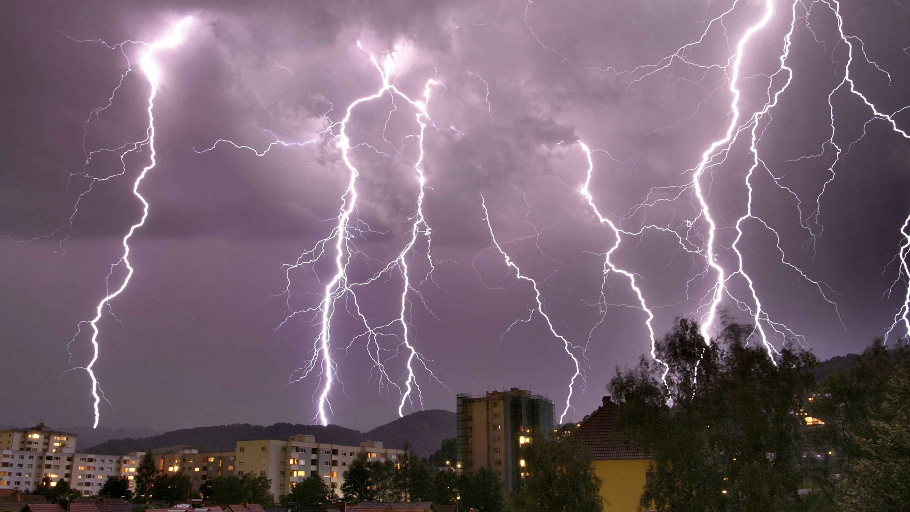 Heute.at - Erst 34 Grad, dann kommen Gewitter nach Österreich