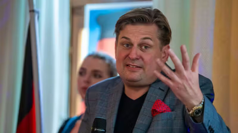 Maximilian Krah ist Spitzenkandidat der AfD für die Europaratswahlen. Er sorgte jedoch in letzter Zeit für mehrere Skandale, was die Front National auch dazu bewegt hat, die AfD aus der Rechtsaußen-Fraktion im Europarat auszuschließen.