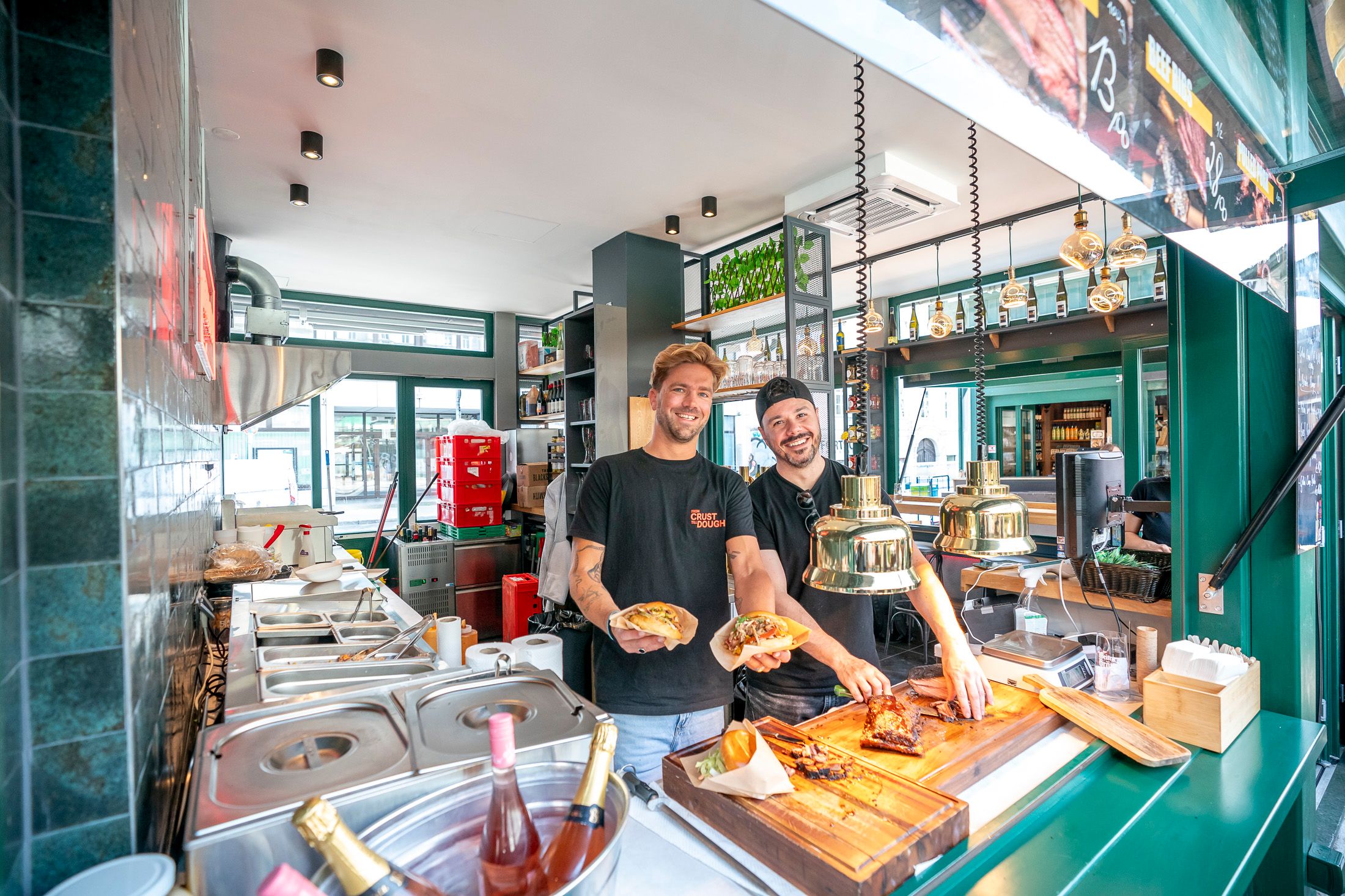 Marco Olinovec (li.) koordiniert Küche und Service. Er und Hugo stehen im Stand am Naschmarkt