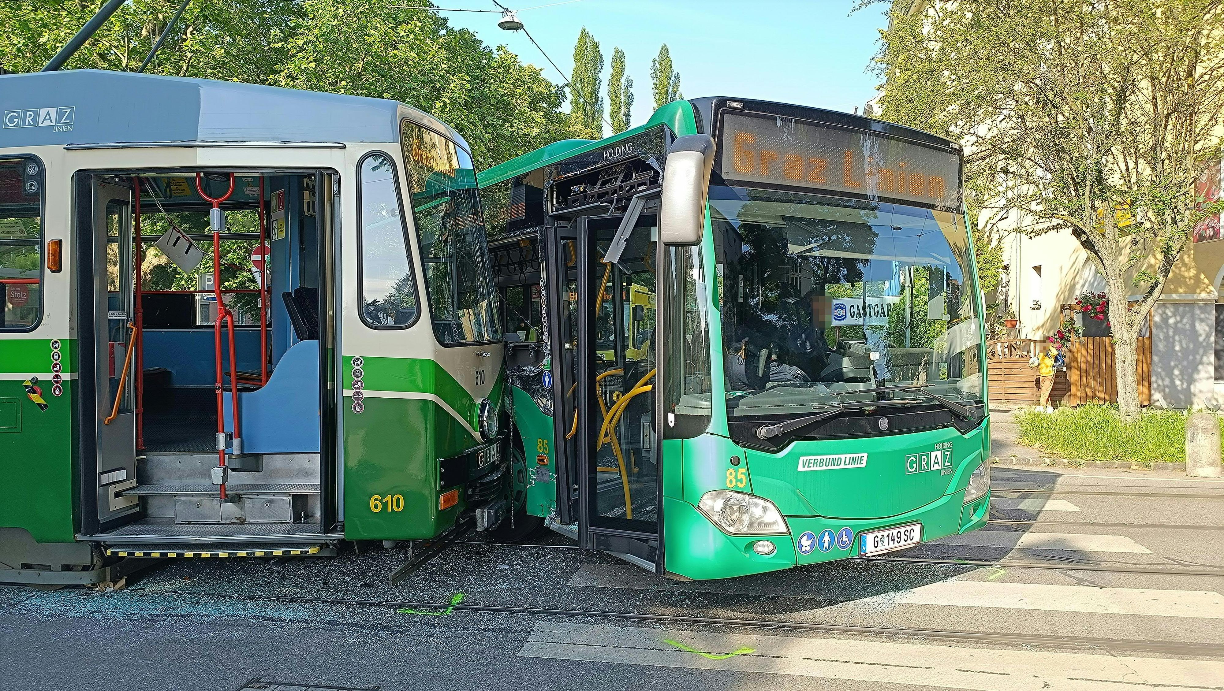 Bei einer Kollision zwischen einer Straßenbahn und einem Linienbus sind in Graz am Montag, 27. Mai 2024, mehrere Fahrgäste verletzt worden. 