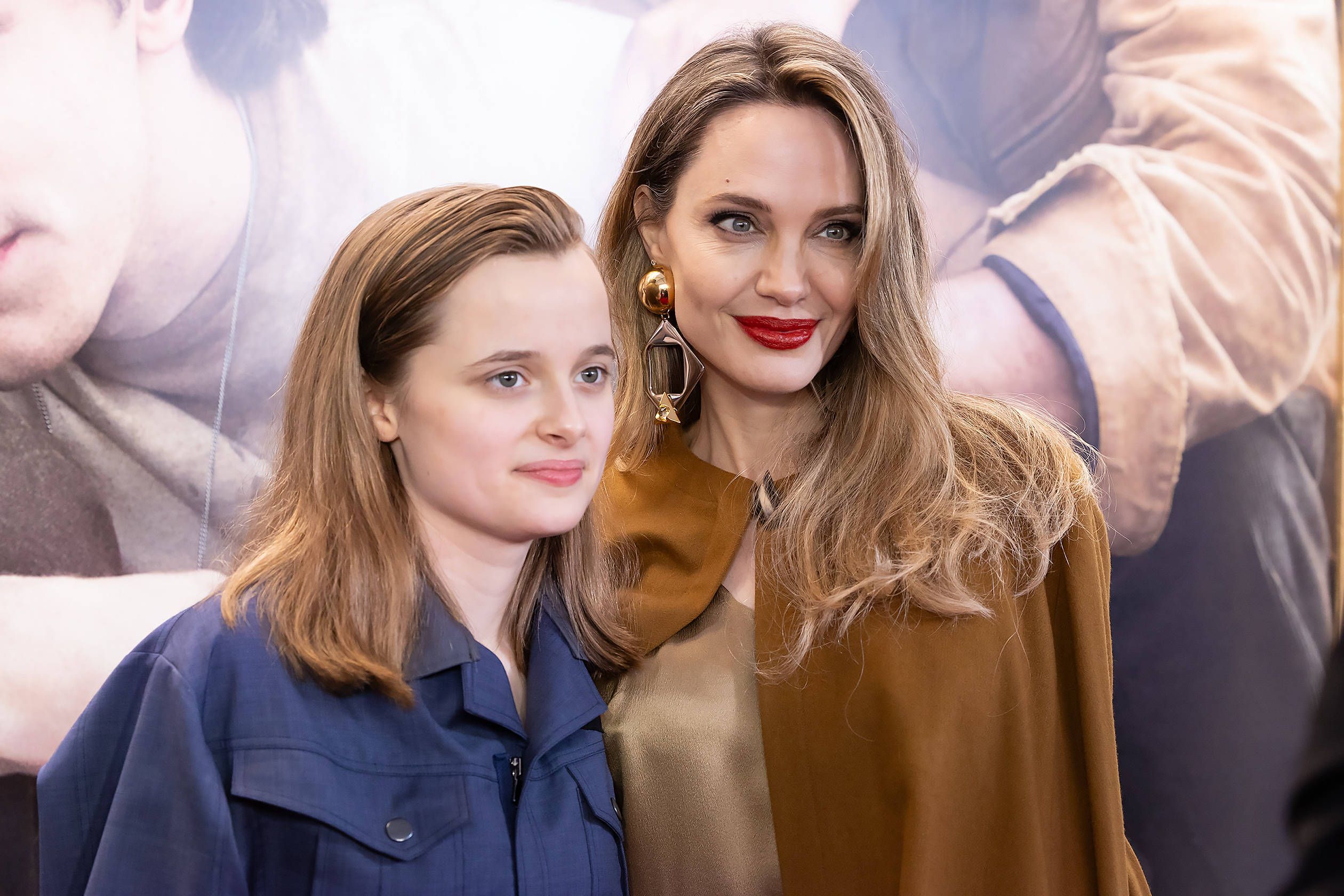 Tochter Vivienne (l.) und Mama Angelina Jolie als Dreamteam bei der Premiere des Musicals 