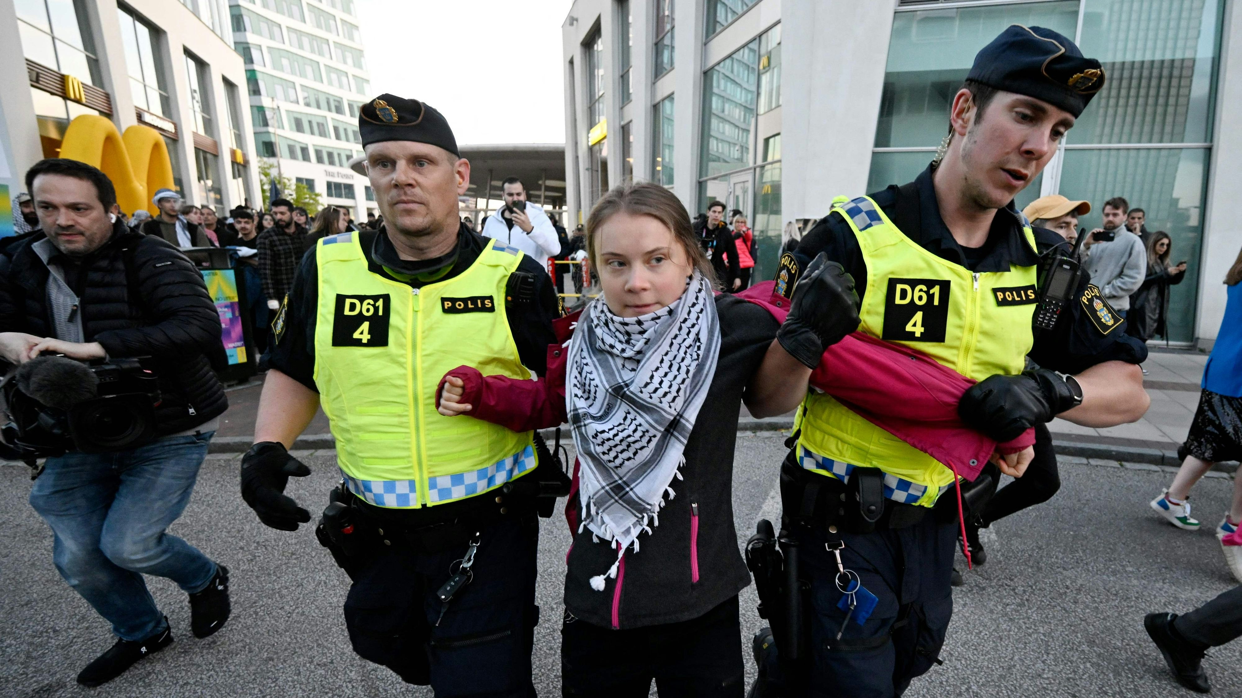 Israel-Hass statt-Klima-Rettung: Greta Thunberg wird von Polizisten im Vorfeld des ESC in Malmö abgeführt
