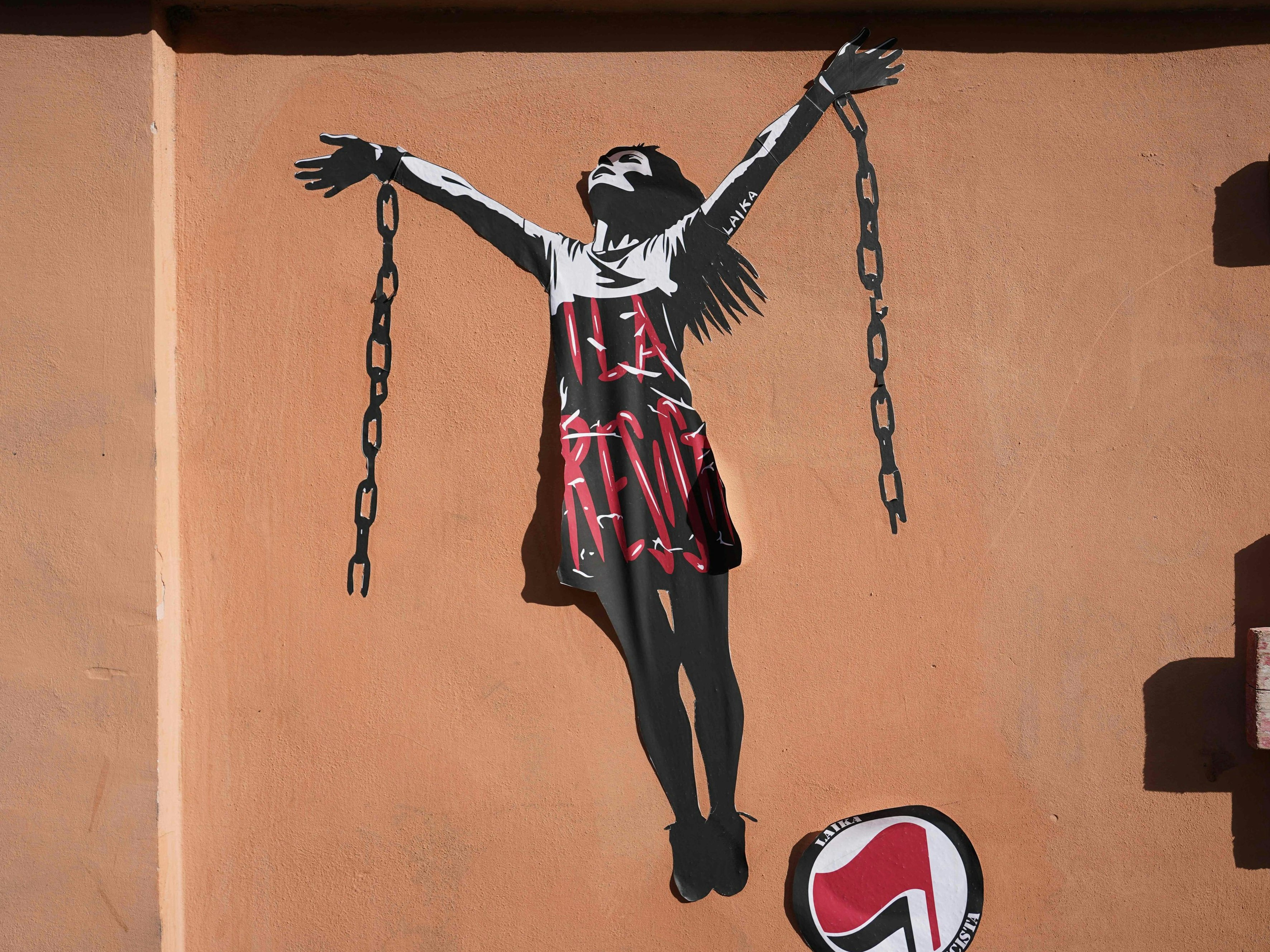 Ein Mural für die Freilassung von Salis in der Nähe der ungarischen Botschaft in Rom