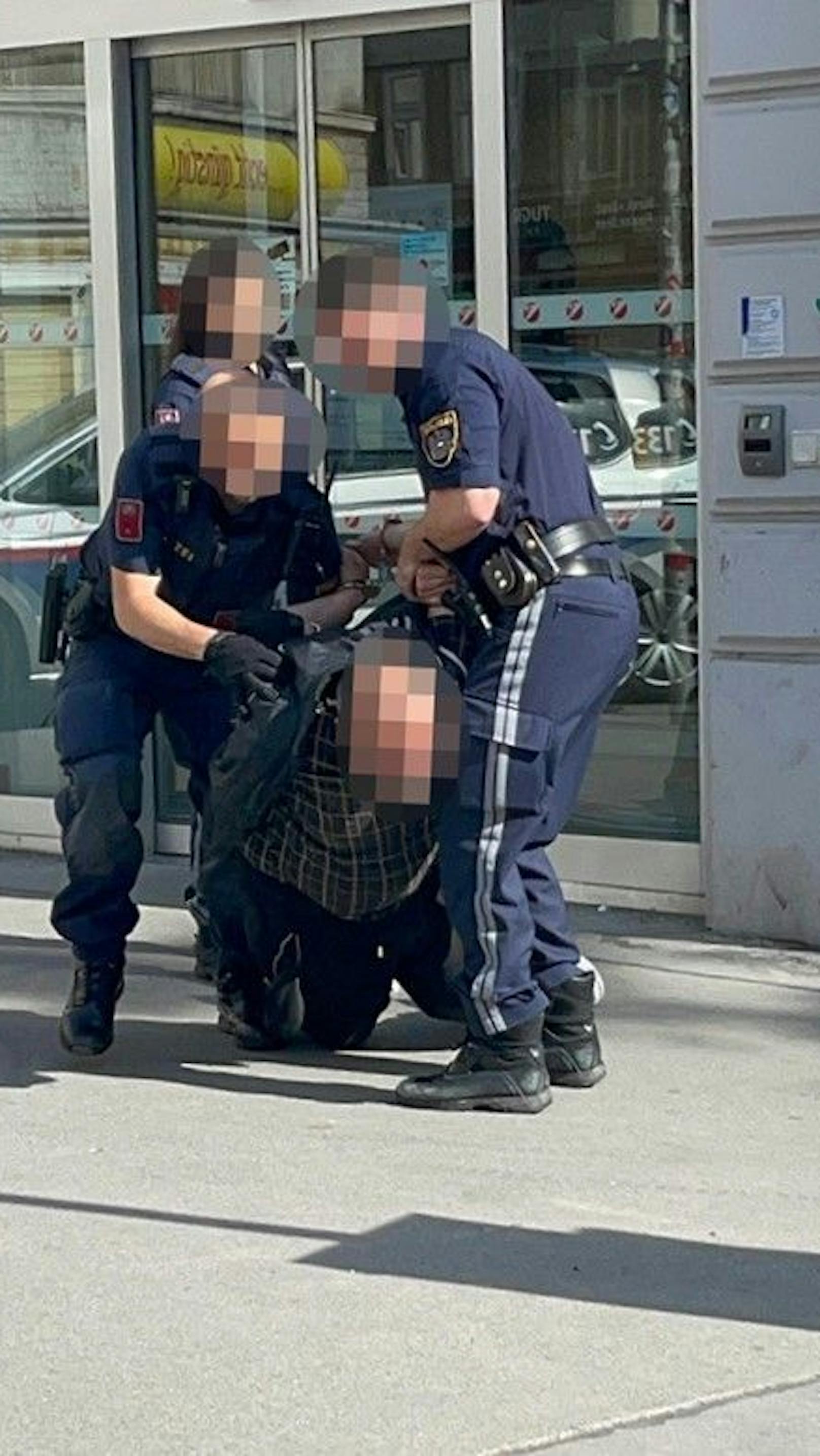 "Sie tun mir weh!" Wiener direkt vor Bank festgenommen