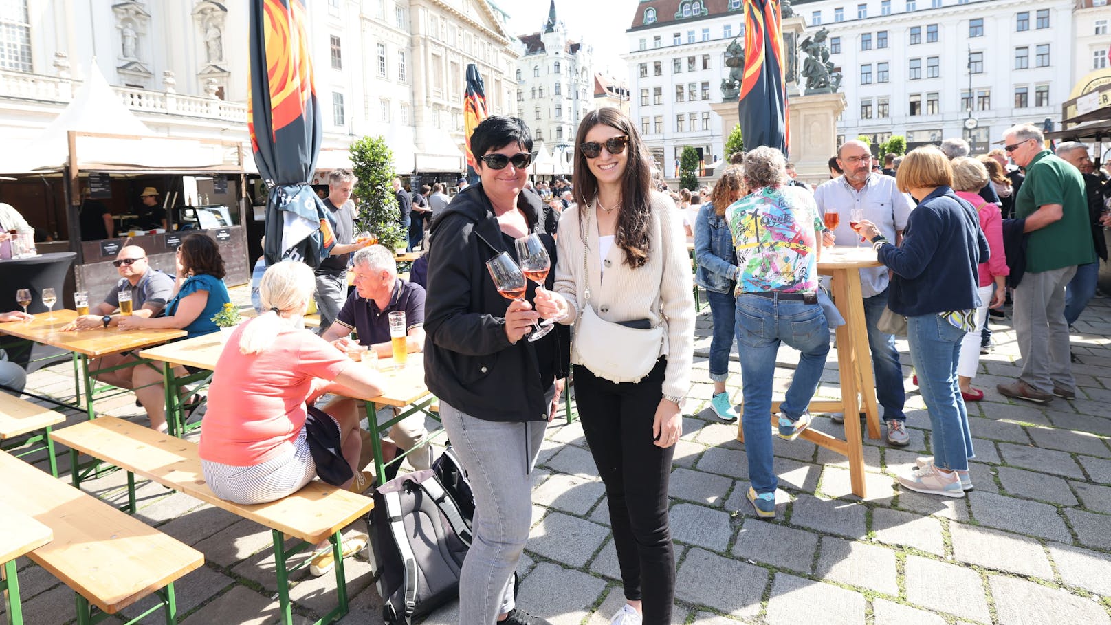 Prost! Helga und Ines aus Rechnitz lassen sich einen guten Tropfen munden.