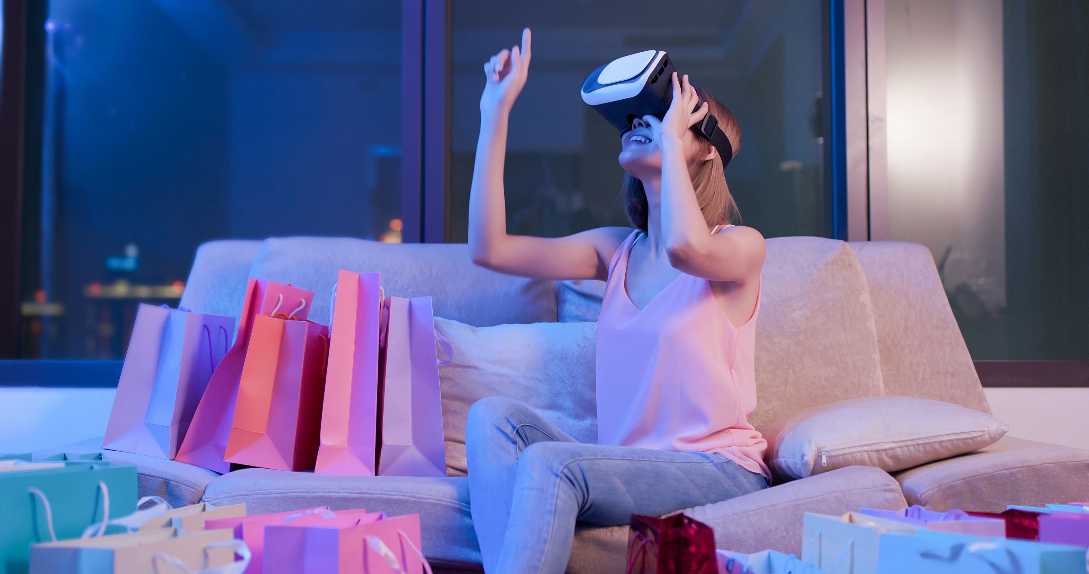 So kaufen wir künftig (auch) ein: Mit Virtual-Reality-Brille am Sofa durchs Sortiment scrollen und ordern.