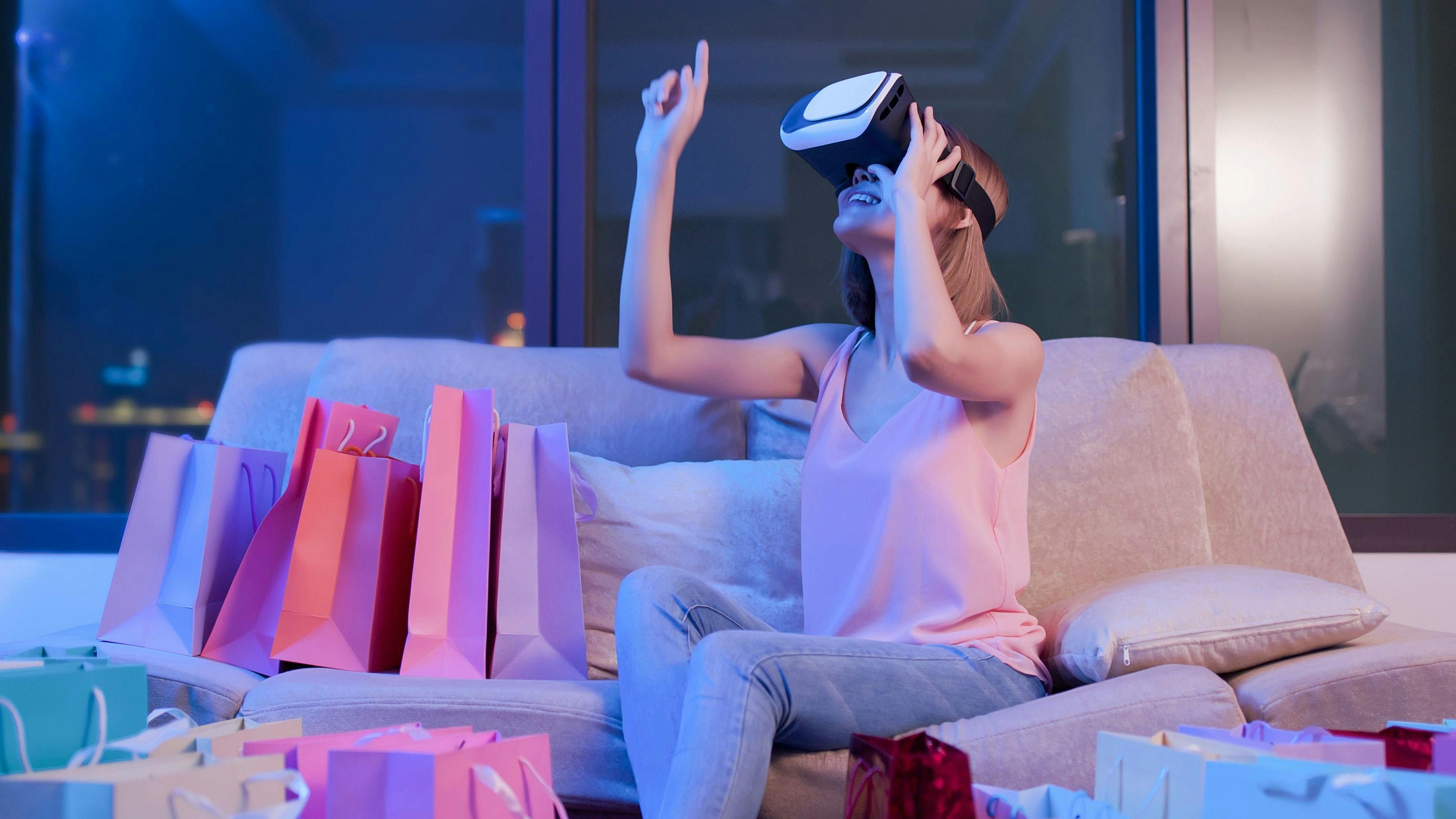 So kaufen wir künftig (auch) ein: Mit Virtual-Reality-Brille am Sofa durchs Sortiment scrollen und ordern.