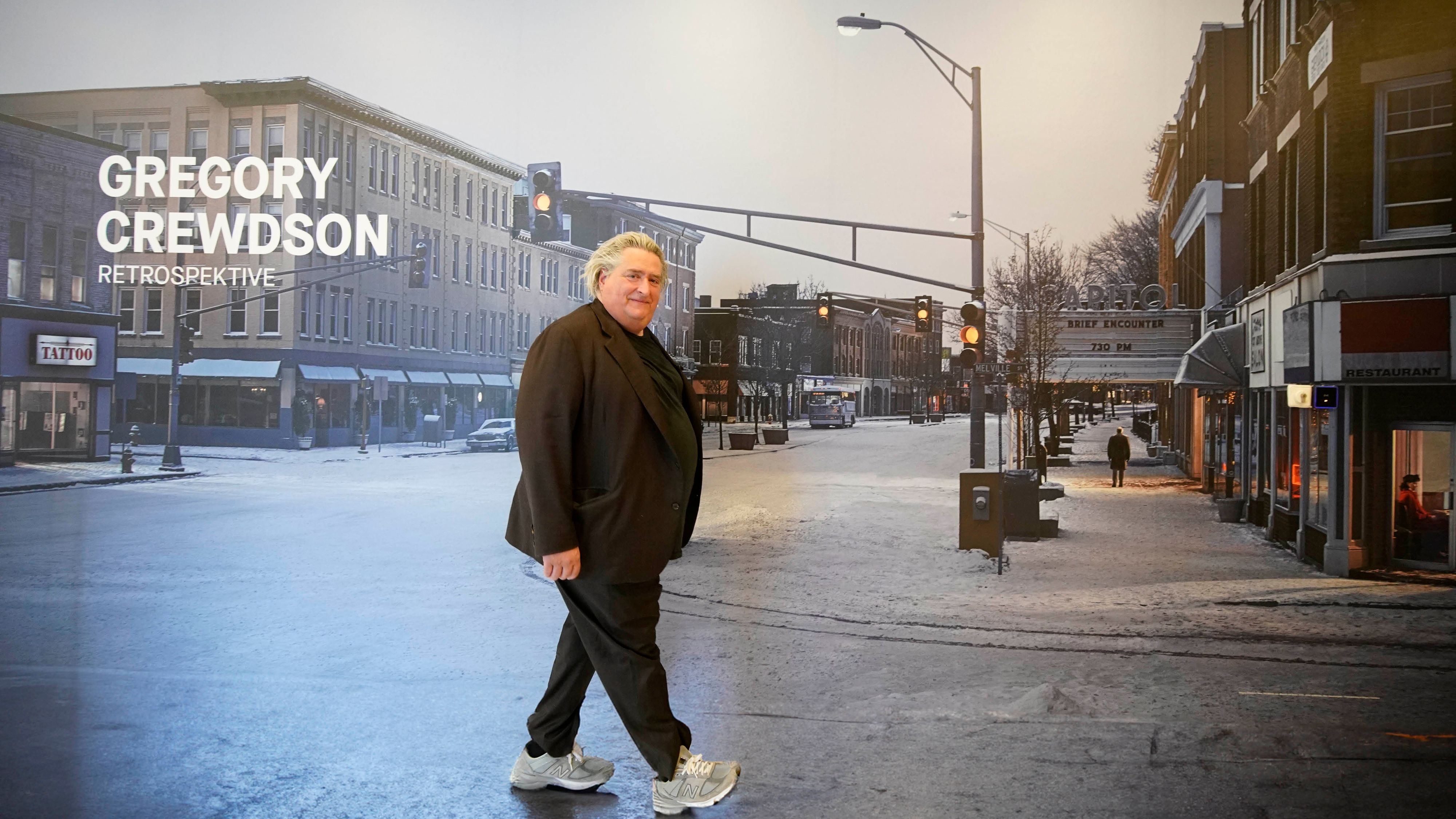 Gregory Crewdson läuft hier - dank Photoshop - durch sein eigenes Werk.