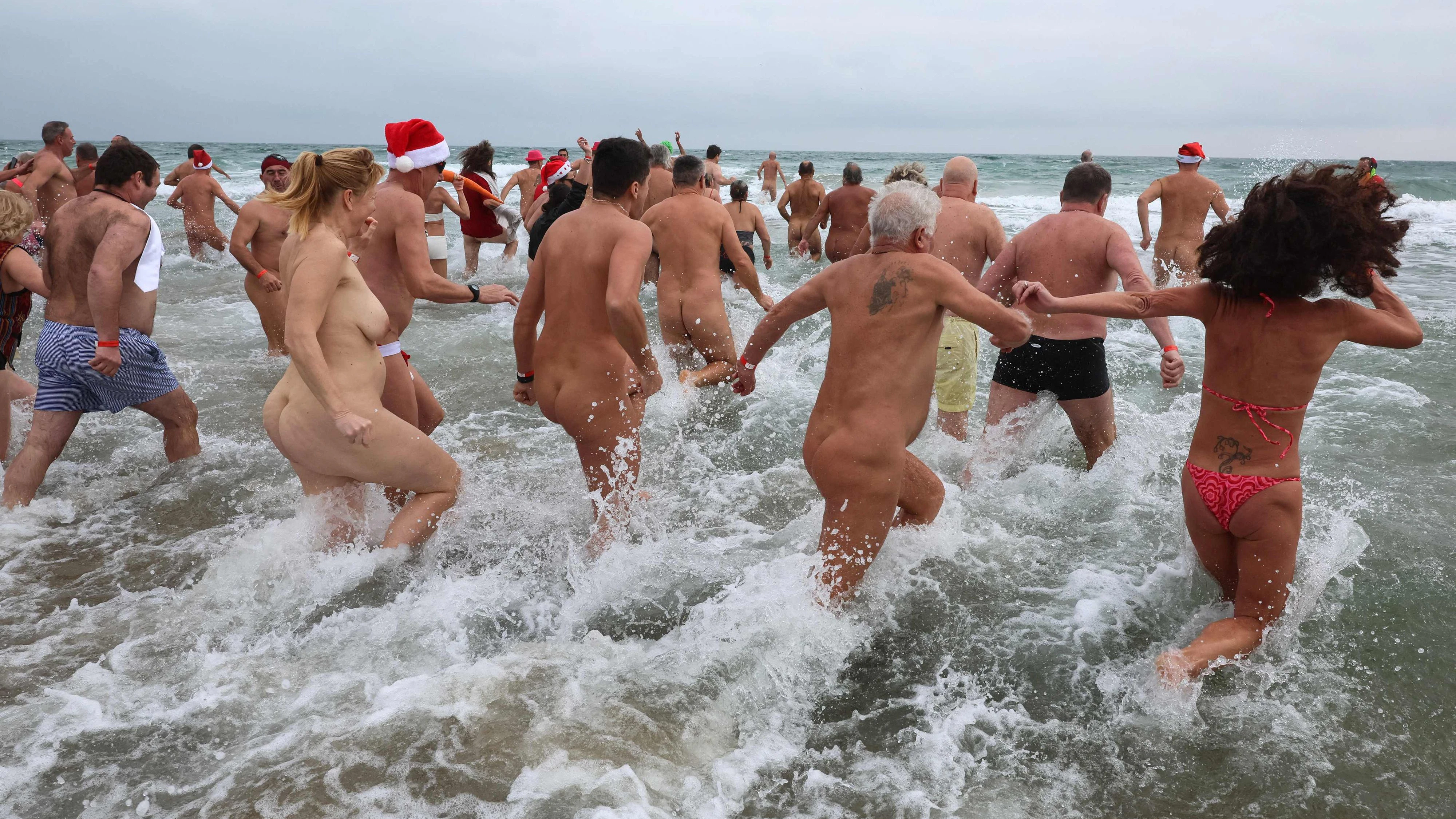 Download von www.picturedesk.com am 28.05.2024 (12:49).  EDITORS NOTE: Graphic content / People take part in a traditional sea bath to mark the New Year's celebrations on a nudist beach in Le Cap d'Agde, southern France, on December 31, 2022. (Photo by Pascal GUYOT / AFP) - 20221231_PD1905 - Rechteinfo: Rights Managed (RM) Fotografische Urheberrechte sind garantiert. Der Kunde selbst hat insbesondere die Persönlichkeitsrechte der abgebildeten Personen in eigener Verantwortung zu beachten (AGBs Punkt 5). Nur für redaktionelle Nutzung! Werbliche Nutzung erfordert Freigabe: bitte schicken Sie uns eine Anfrage.