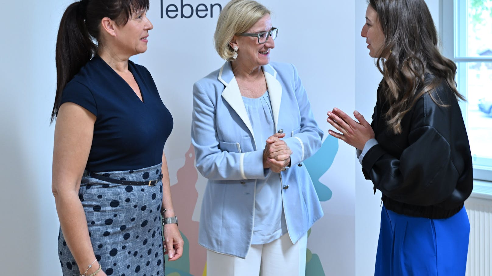 Landeshauptfrau Johanna Mikl-Leitner (m.) im Gespräch mit der Kultur- und Sozialanthropologin Bettina Ludwig (r.) und Fachärztin für Psychiatrie und psychotherapeutische Medizin Bärbel Fichtl