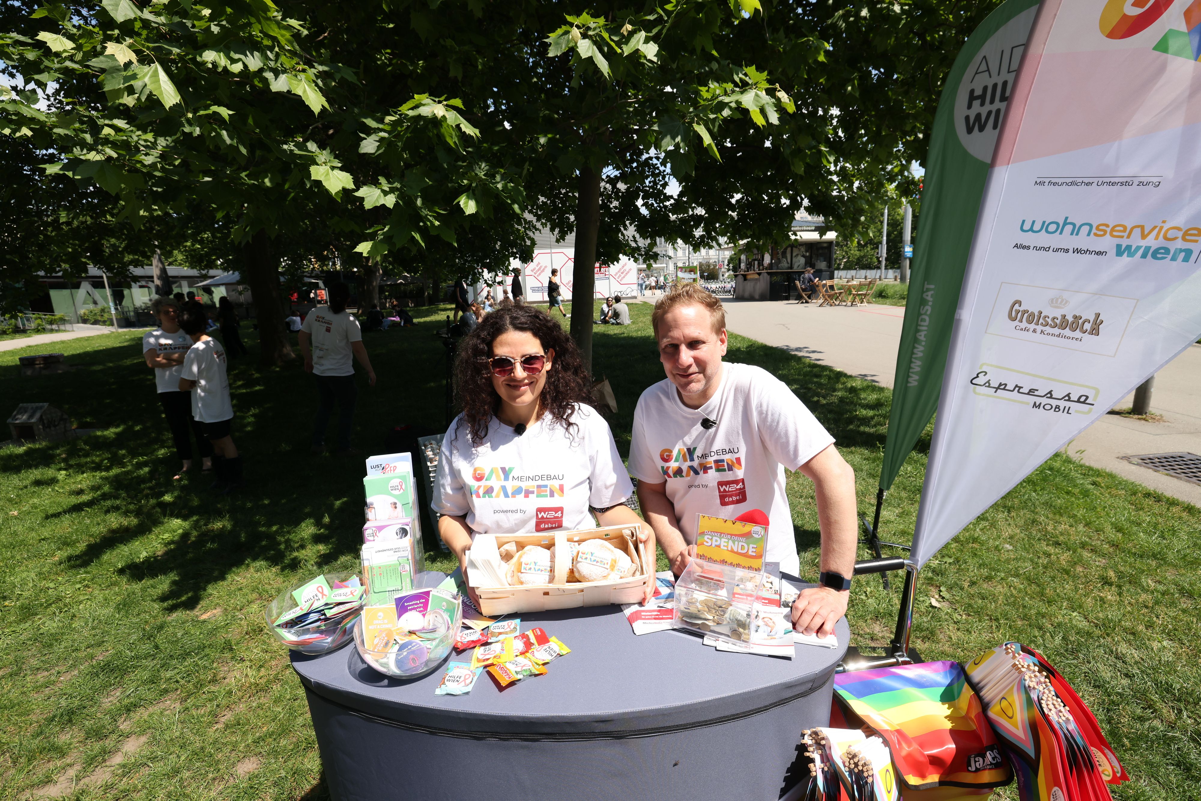 Schauspielerin Claudia Kottal und Moderator Alex Scheurer verteilten die Krapfen am Wiener Karlsplatz.