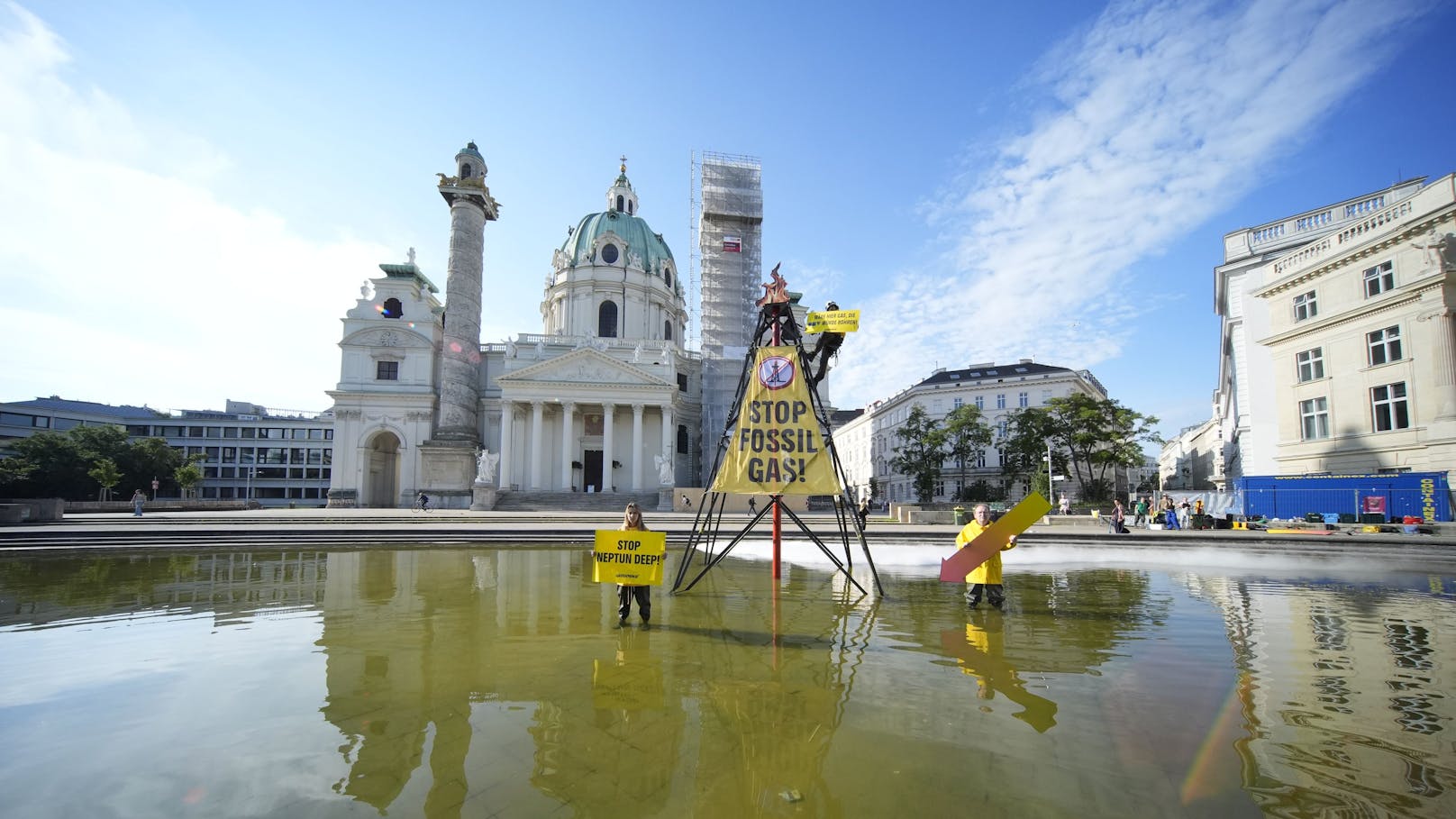 Unter dem Motto "Wäre hier Gas, die OMV würde bohren!" kritisieren die Umweltschützer den "profitgetriebenen und höchst klimaschädlichen fossilen Ausbaukurs der OMV".